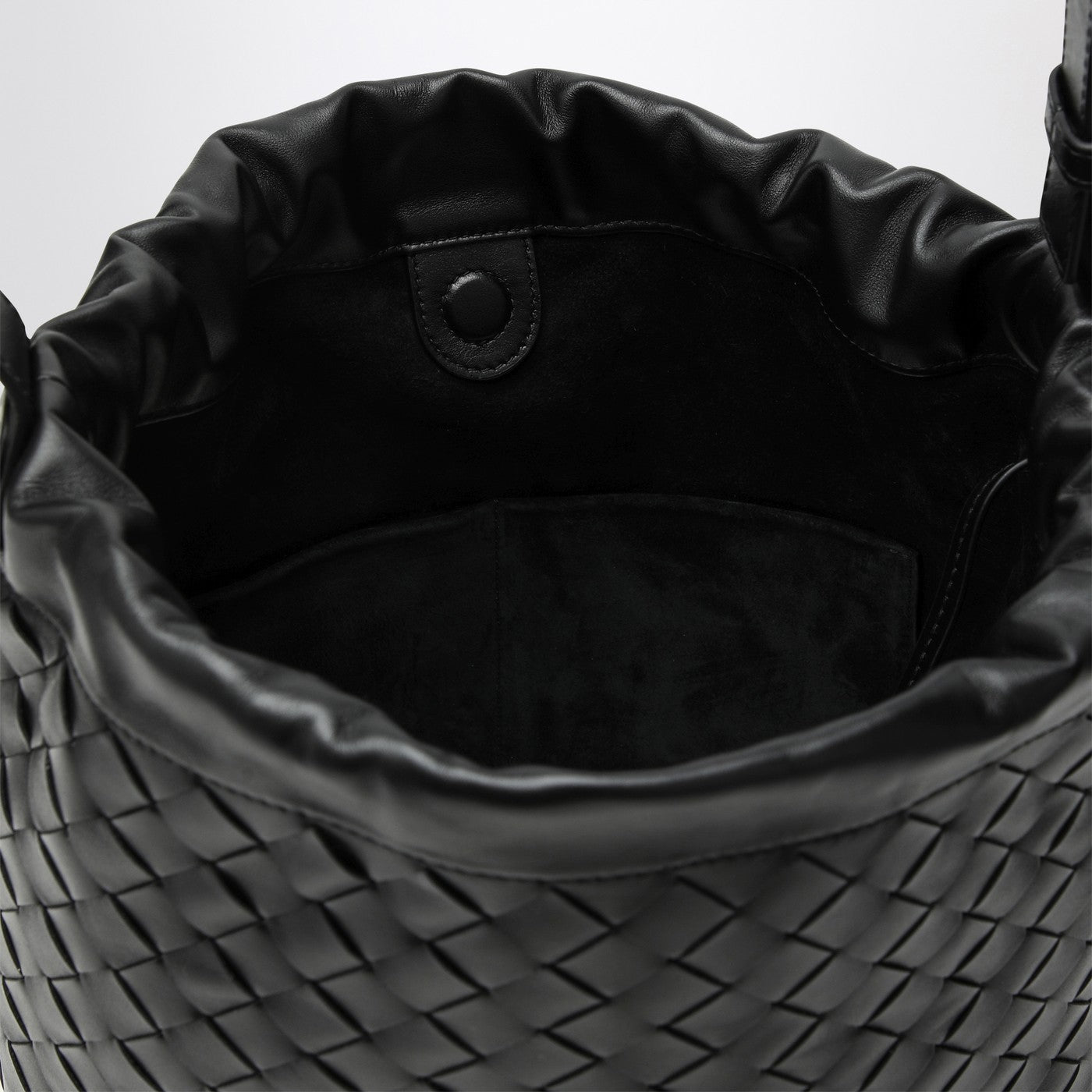 Sac seau noir en Intrecciato