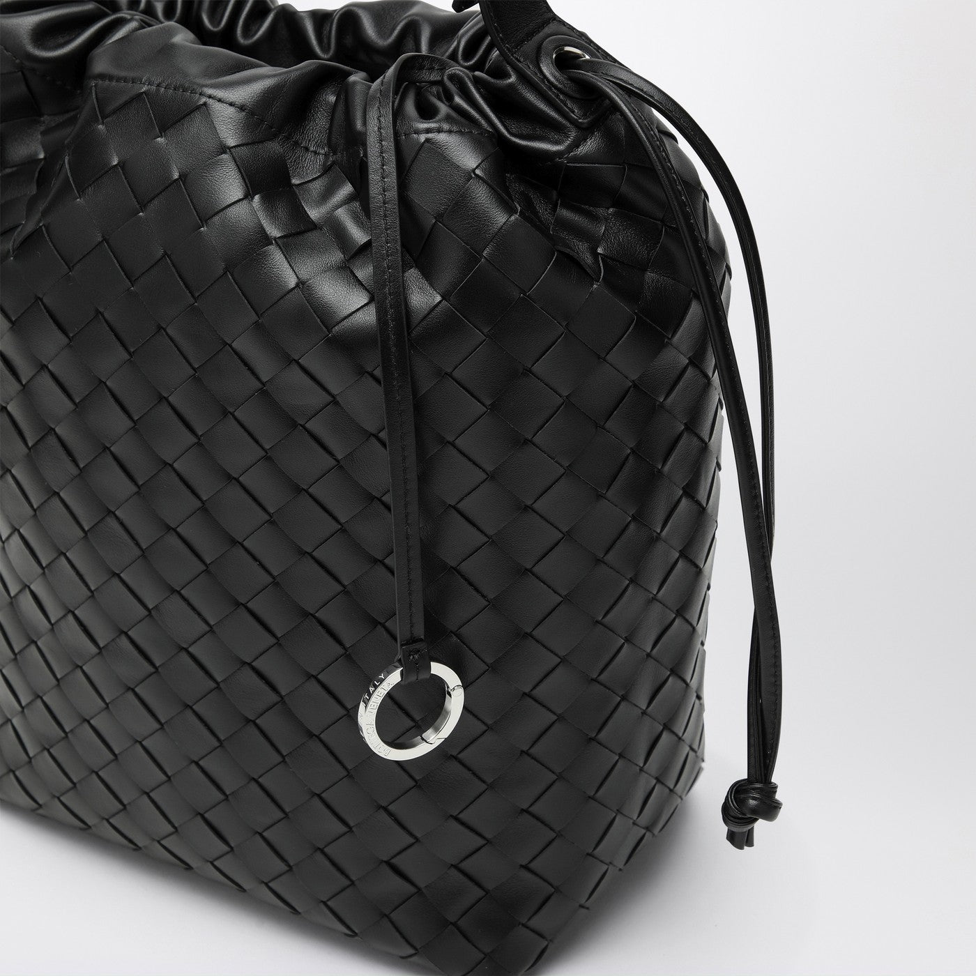 Sac seau noir en Intrecciato