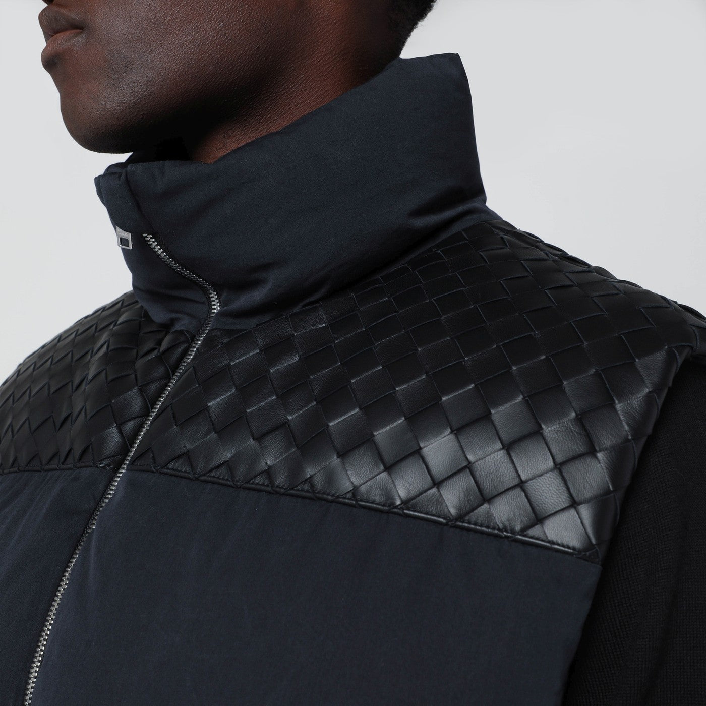 Marineblaue Weste mit Intrecciato-Einsatz