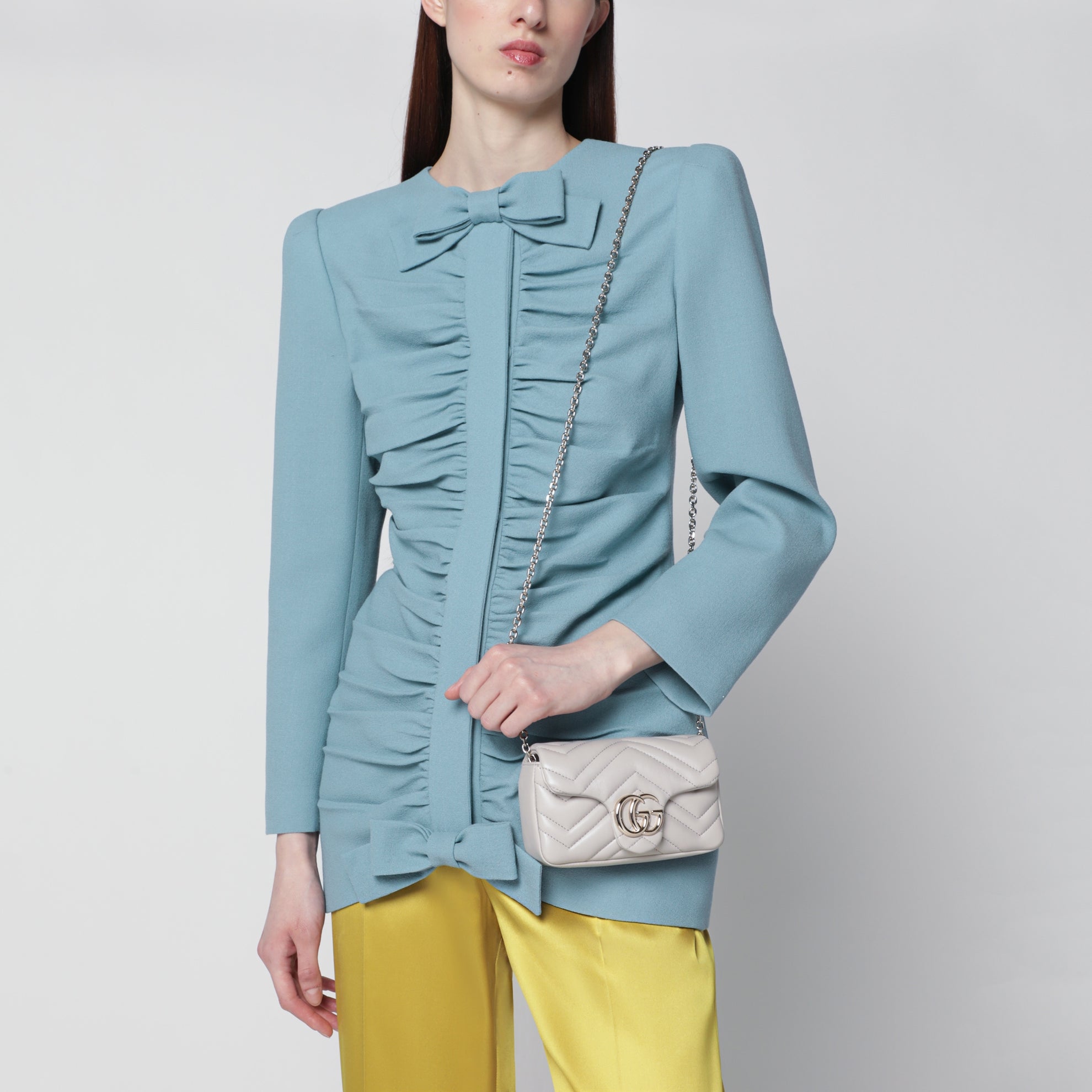 Mini sac bandoulière GG Marmont en cuir matelassé gris clair