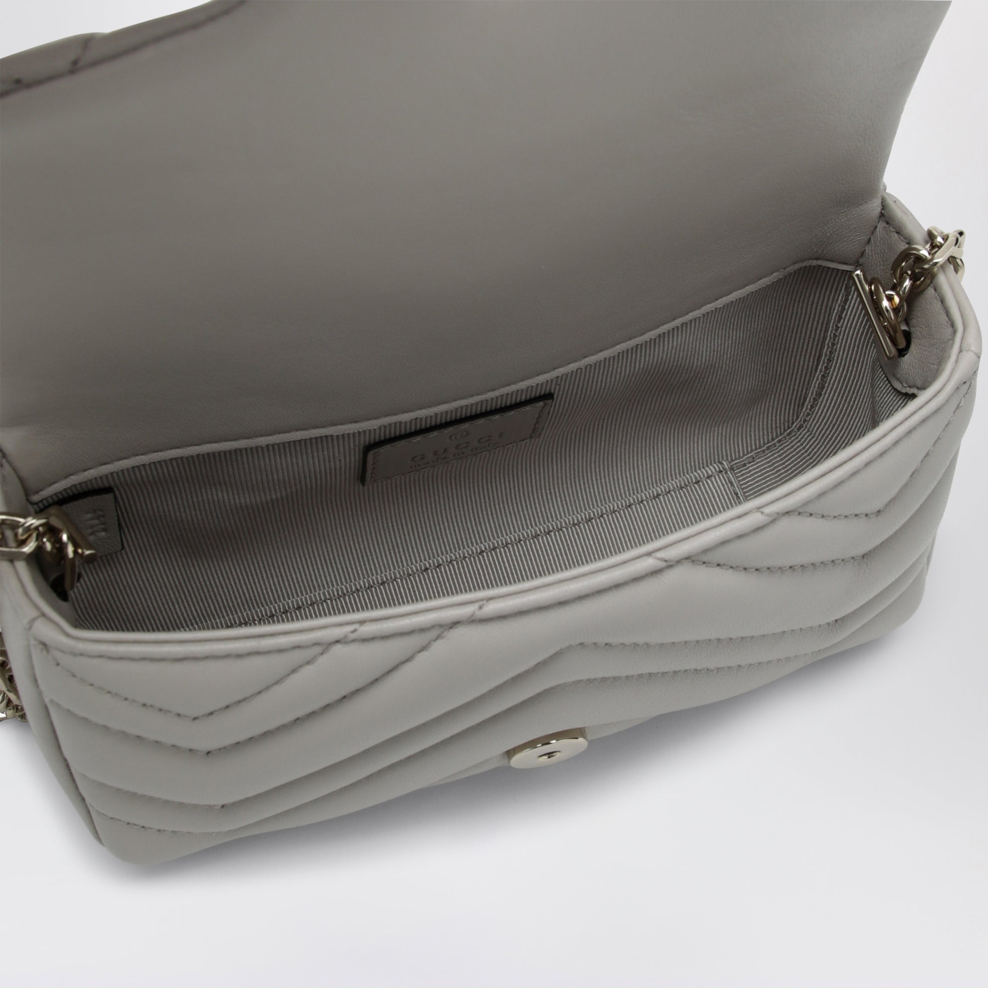 Mini sac bandoulière GG Marmont en cuir matelassé gris clair