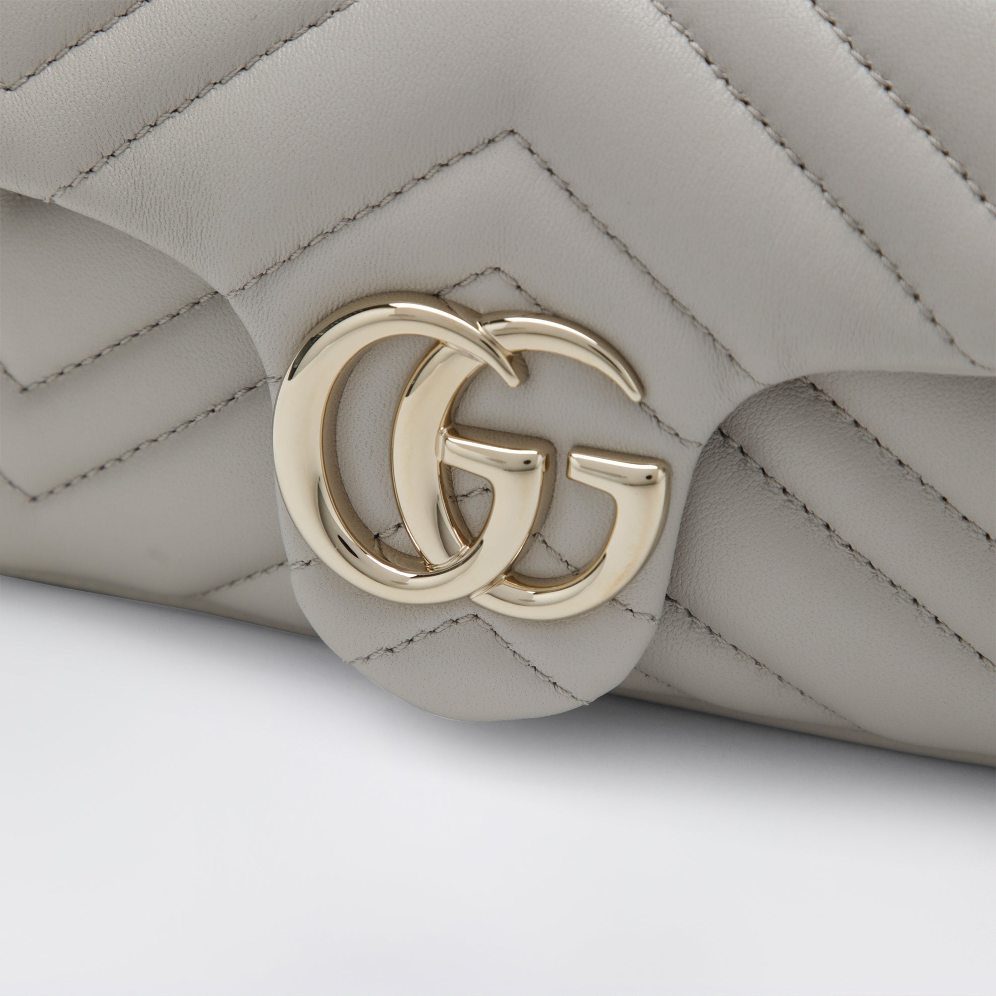 Mini sac bandoulière GG Marmont en cuir matelassé gris clair