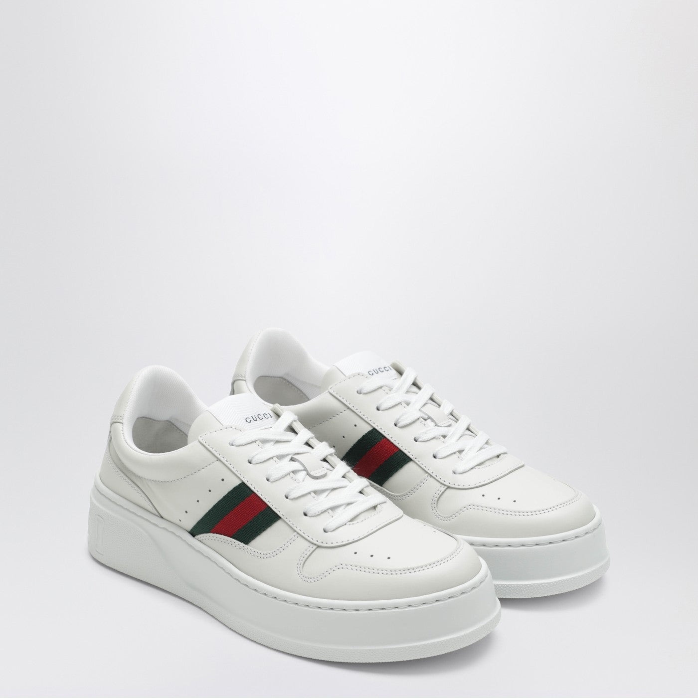 Sneakers bianca con suola oversize