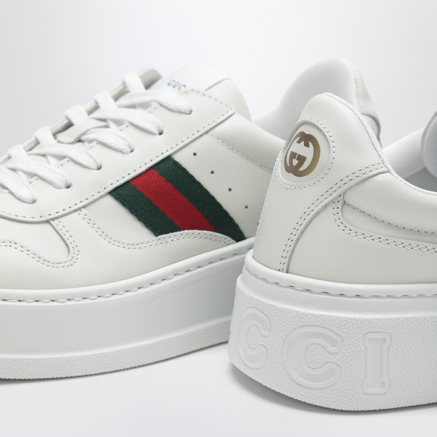 Sneakers bianca con suola oversize