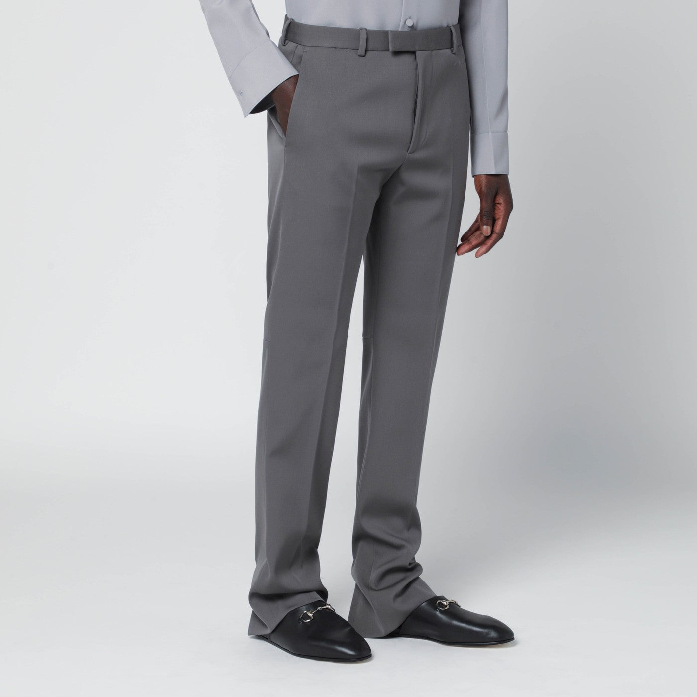 Pantalon gris en satin de laine