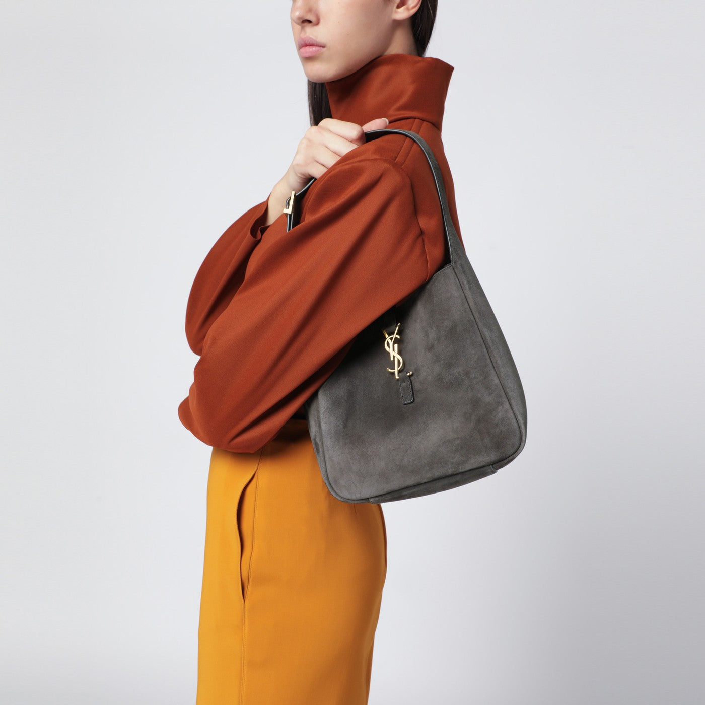 Kleine Le 5 À 7 Tasche aus grauem Wildleder
