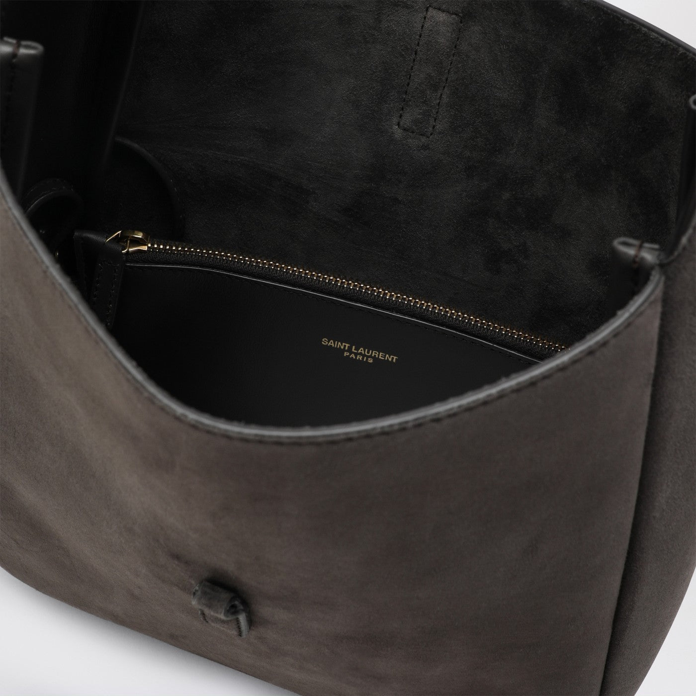 Kleine Le 5 À 7 Tasche aus grauem Wildleder