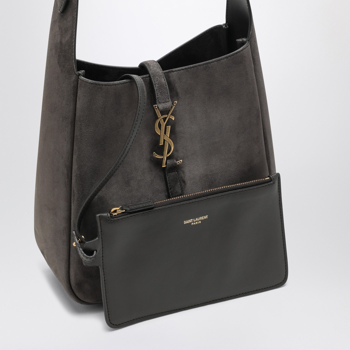 Kleine Le 5 À 7 Tasche aus grauem Wildleder