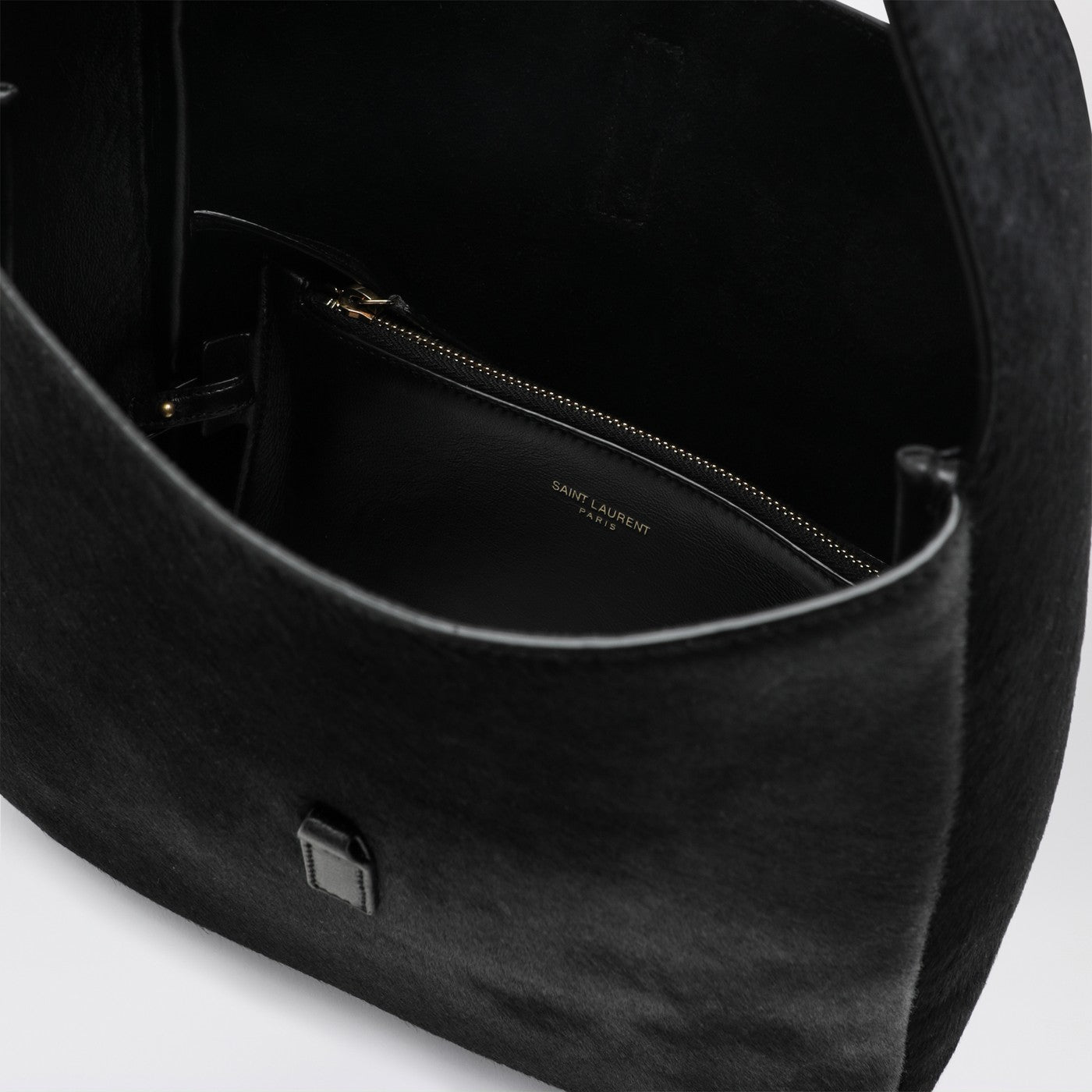 Schwarze Le 5 À 7 Schultertasche aus Ponyfell-Leder