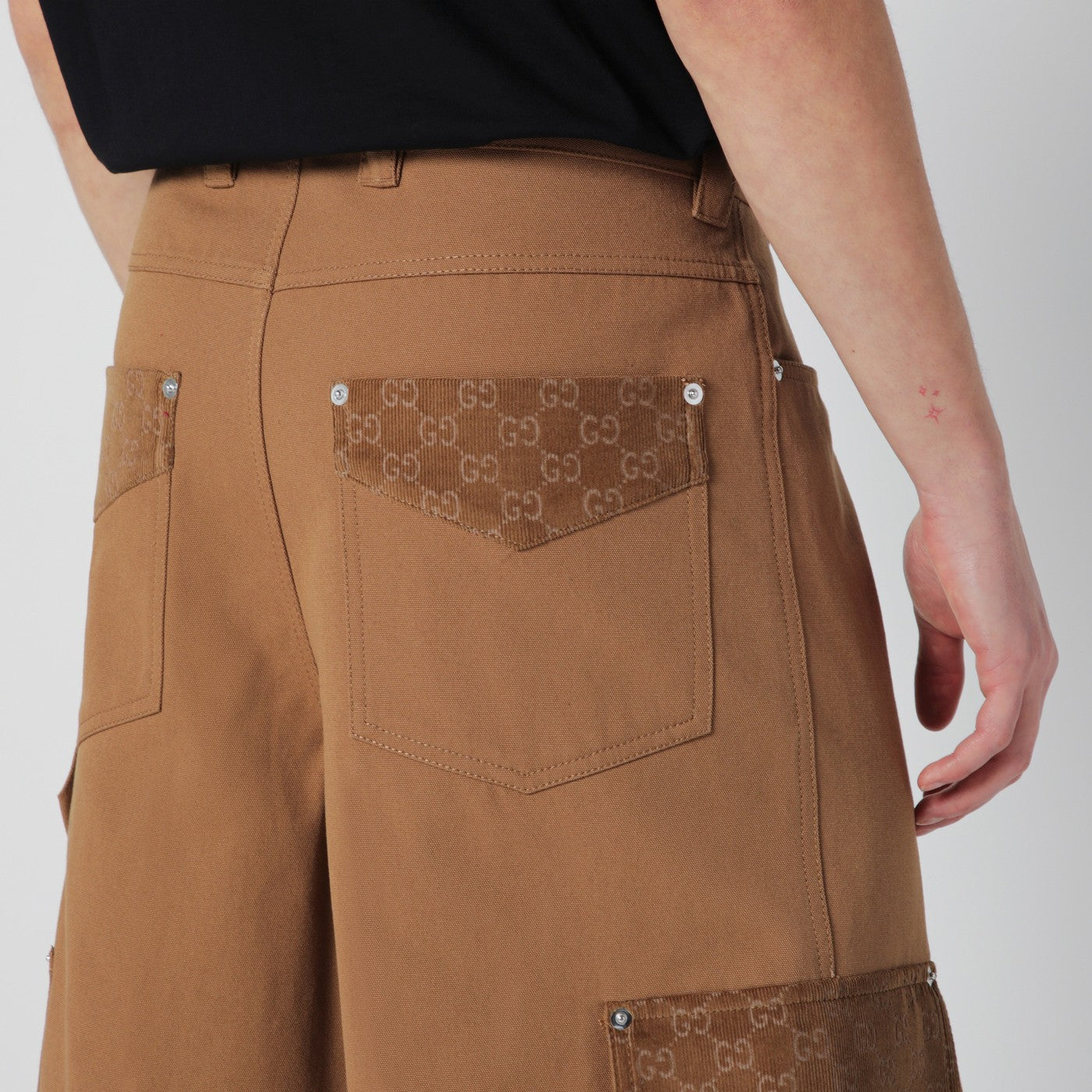 Bermuda cargo couleur camel avec détails GG