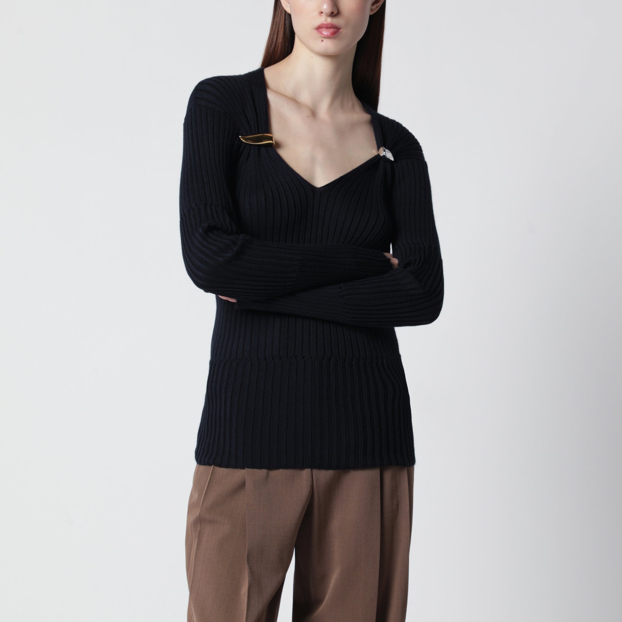 Gerippter Pullover mit Prisma-Broschen aus blauem Kaschmir und Seide