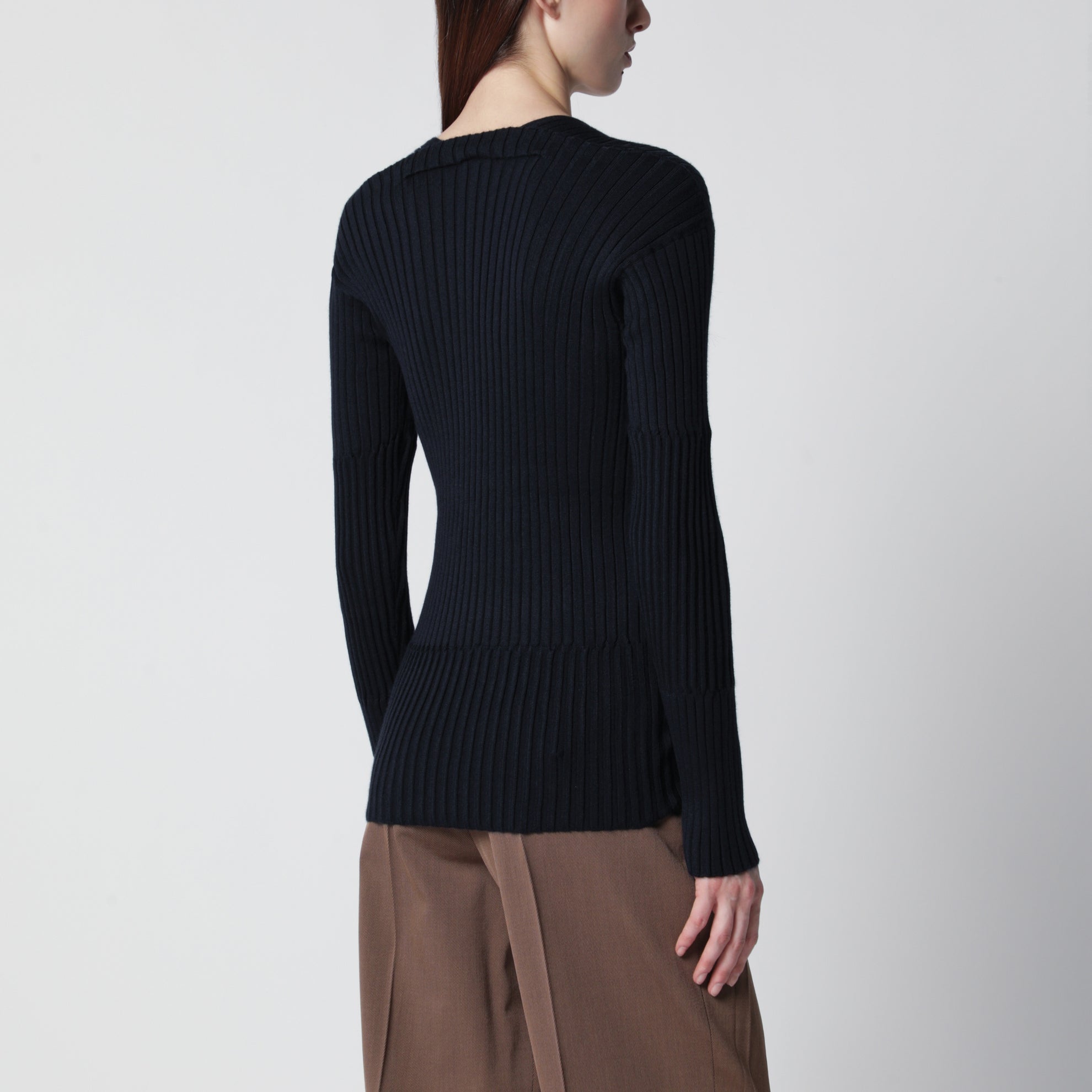 Gerippter Pullover mit Prisma-Broschen aus blauem Kaschmir und Seide