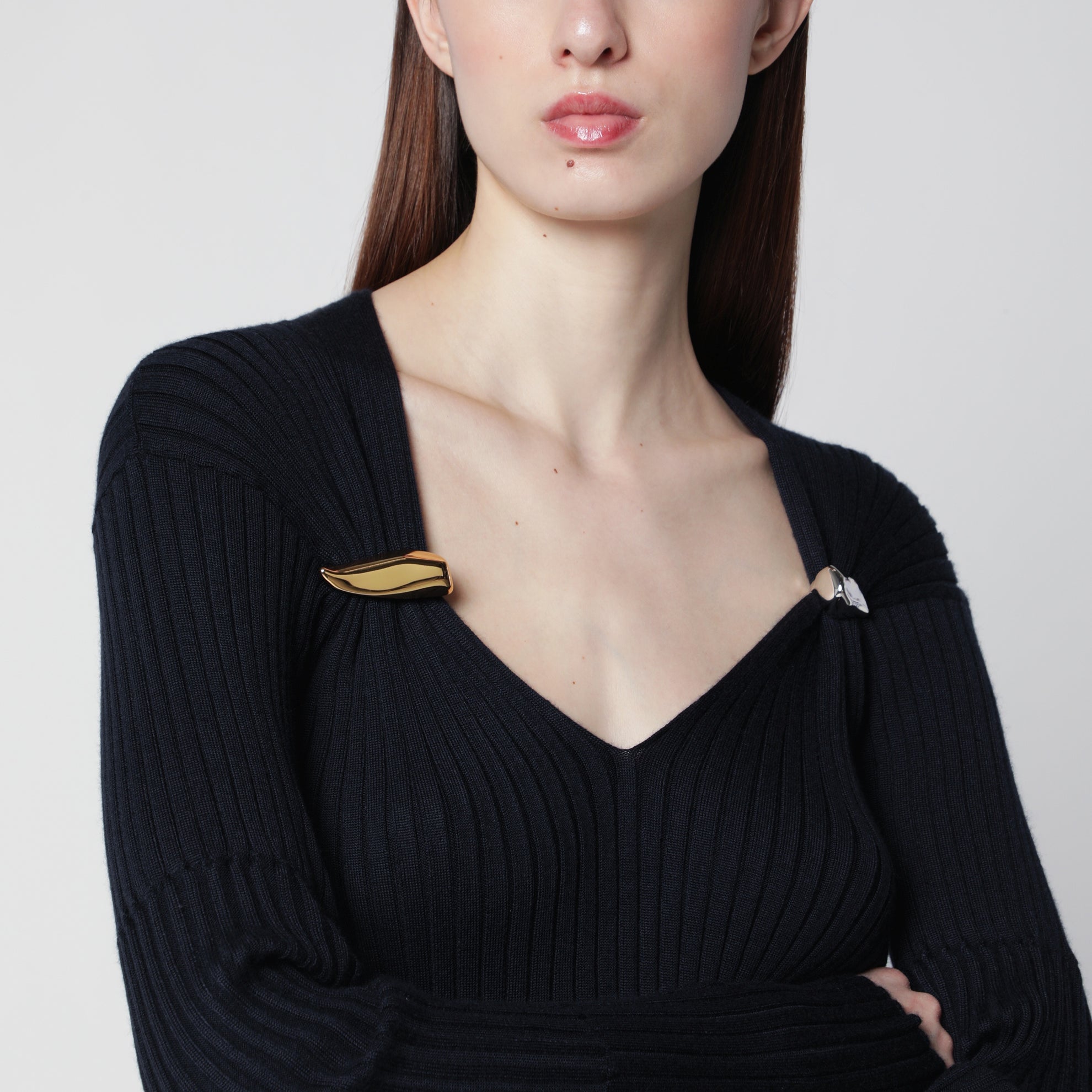 Gerippter Pullover mit Prisma-Broschen aus blauem Kaschmir und Seide