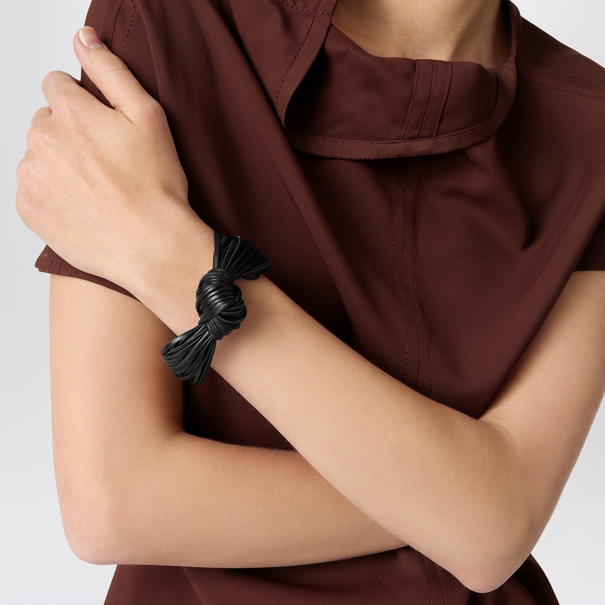 Schwarzes Lederarmband mit Knotendetail