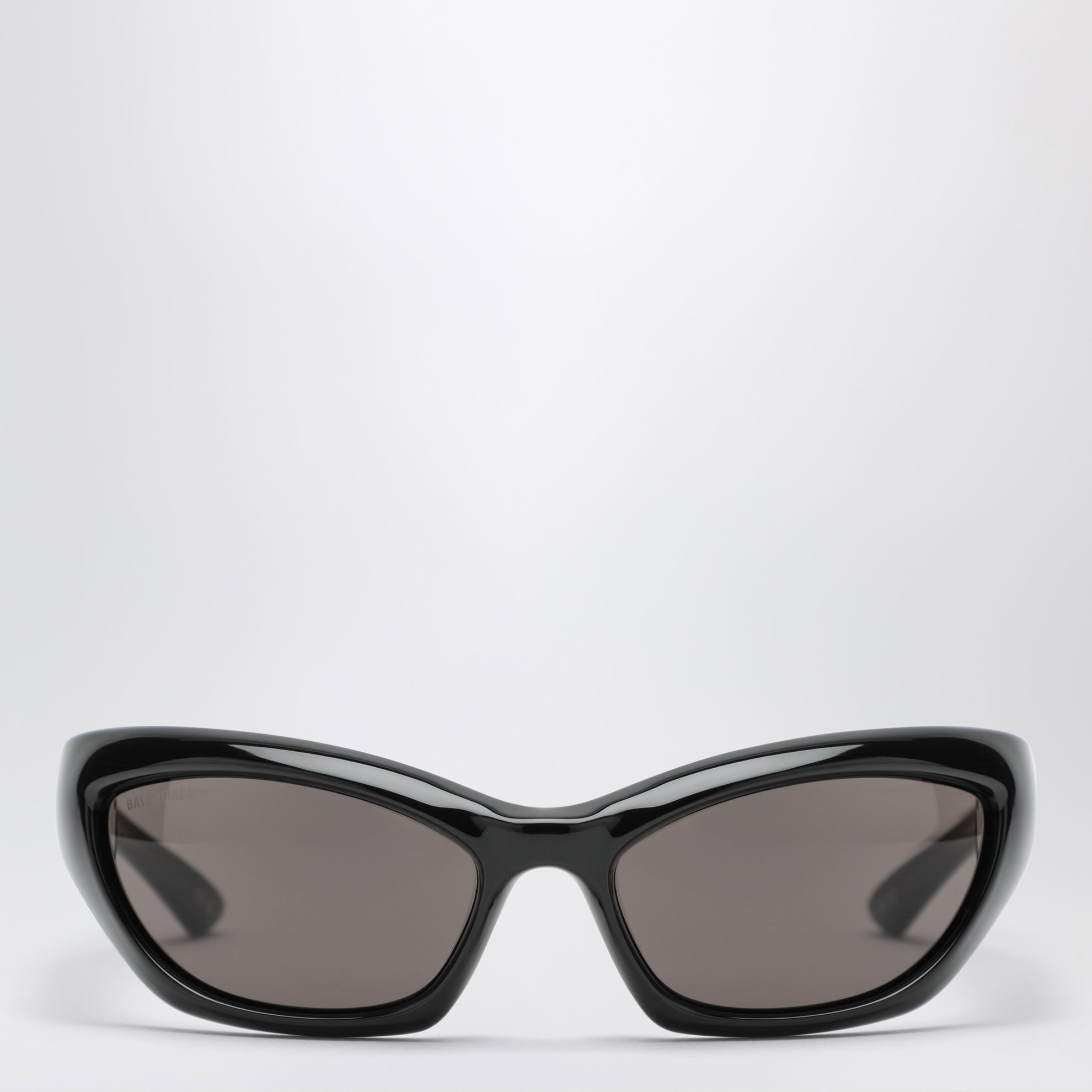 Schwarze Sonnenbrille mit drehbaren Bügeln