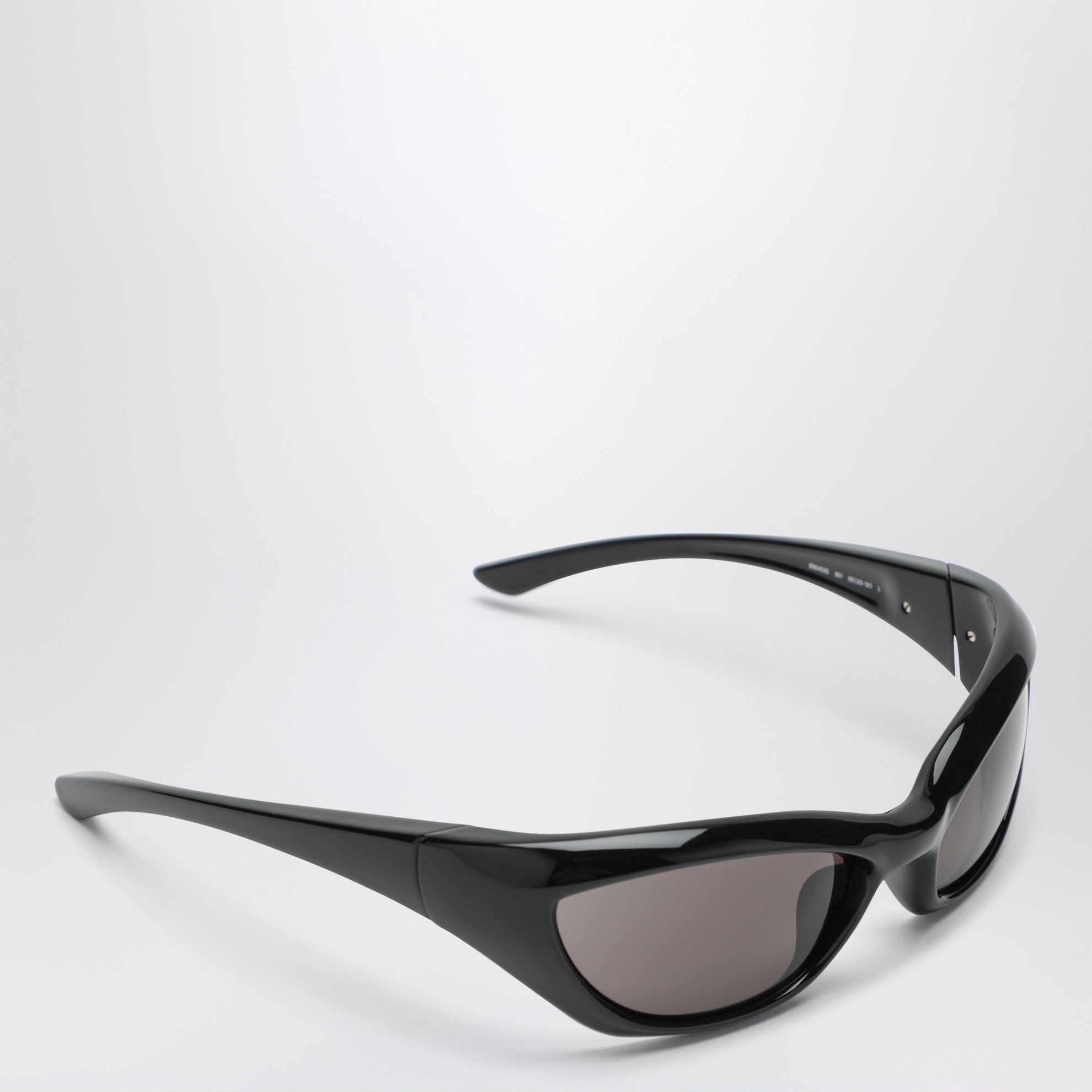 Schwarze Sonnenbrille mit drehbaren Bügeln