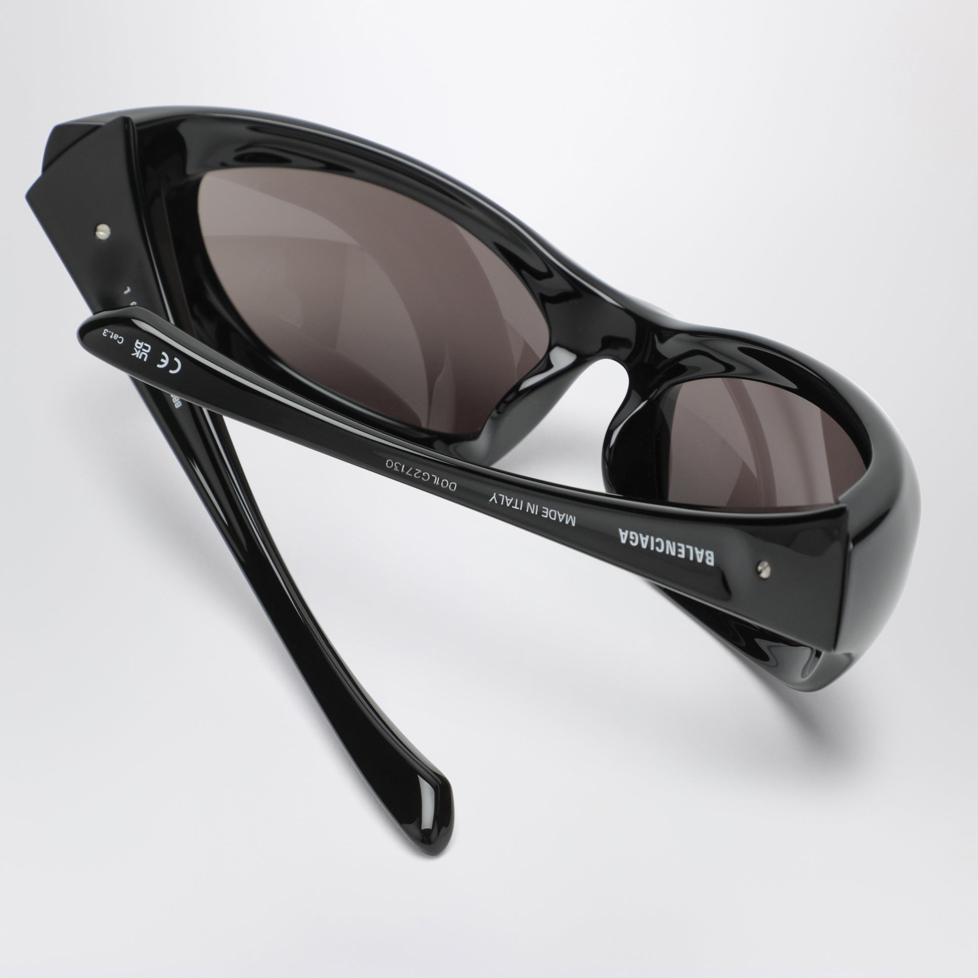 Schwarze Sonnenbrille mit drehbaren Bügeln