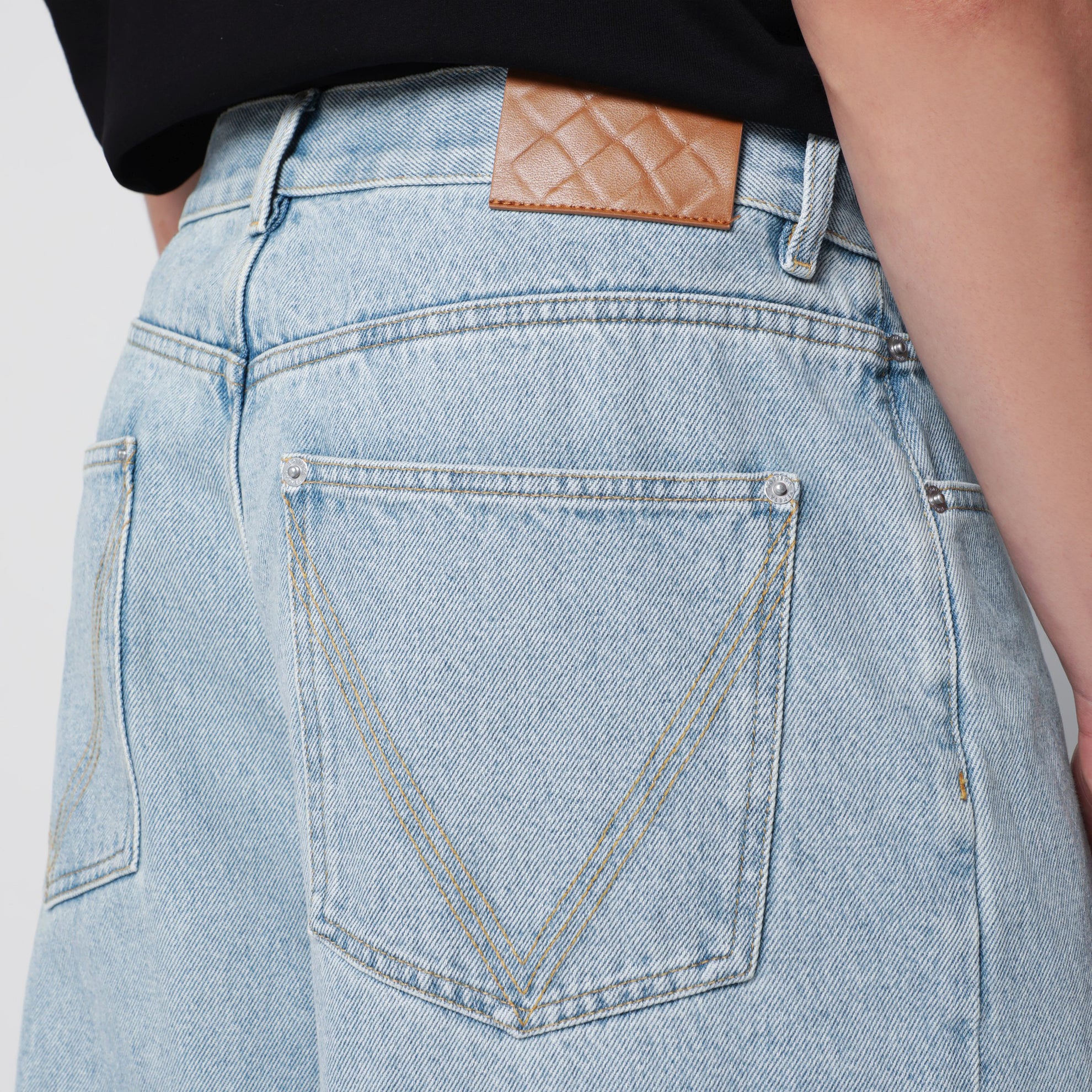 Jeans a gamba ampia con lavaggio Sky Bleached