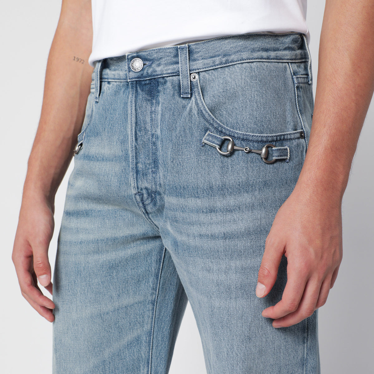 Jean flare bleu clair avec Horsebit en denim