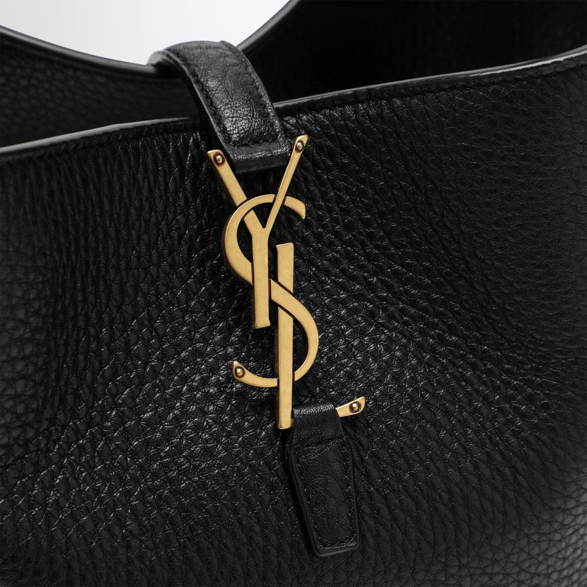 Sac seau Le 37 en cuir grainé noir
