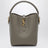 Le 37 Beuteltasche aus genarbtem Leder in Taupe