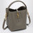 Le 37 Beuteltasche aus genarbtem Leder in Taupe