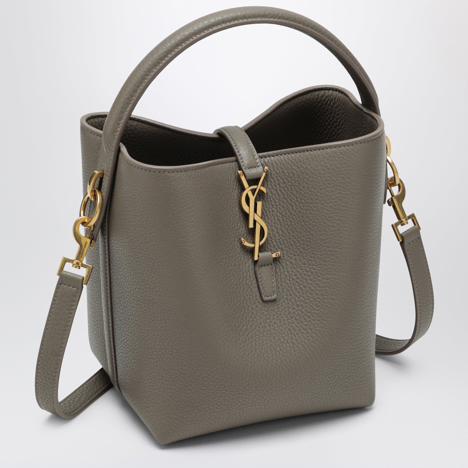 Le 37 Beuteltasche aus genarbtem Leder in Taupe