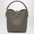 Le 37 Beuteltasche aus genarbtem Leder in Taupe