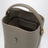 Le 37 Beuteltasche aus genarbtem Leder in Taupe
