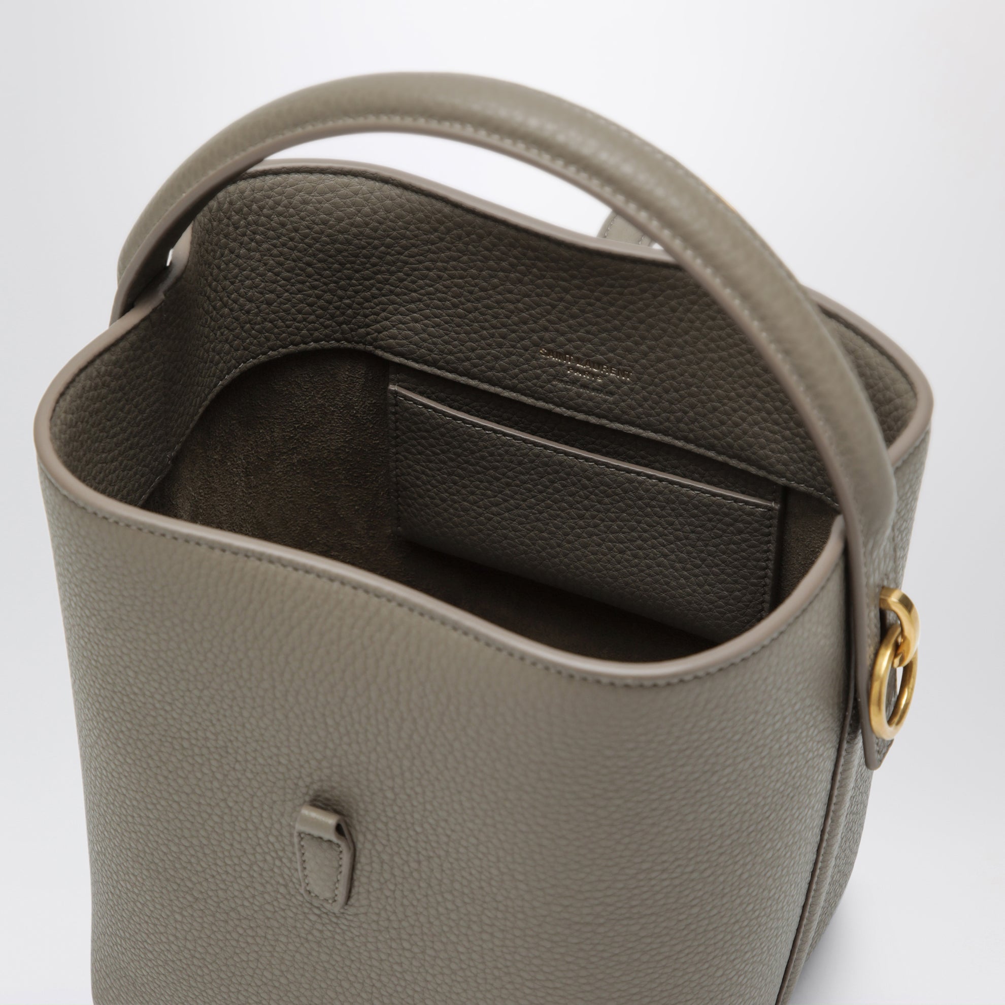 Le 37 Beuteltasche aus genarbtem Leder in Taupe