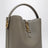 Le 37 Beuteltasche aus genarbtem Leder in Taupe