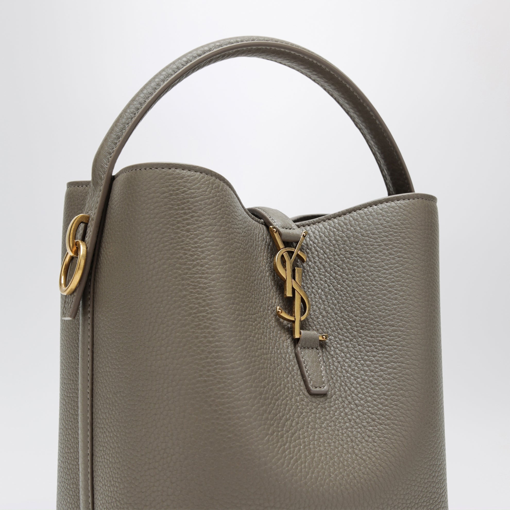 Le 37 Beuteltasche aus genarbtem Leder in Taupe
