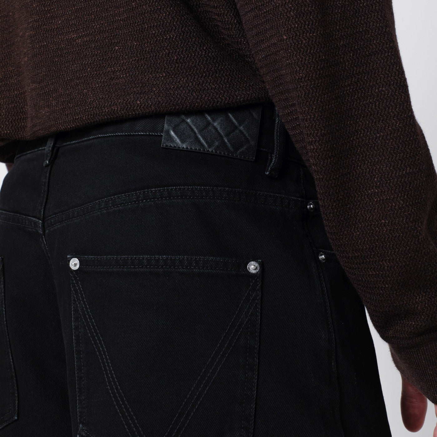 Jeans mit Umschlag in verblasstem Schwarz