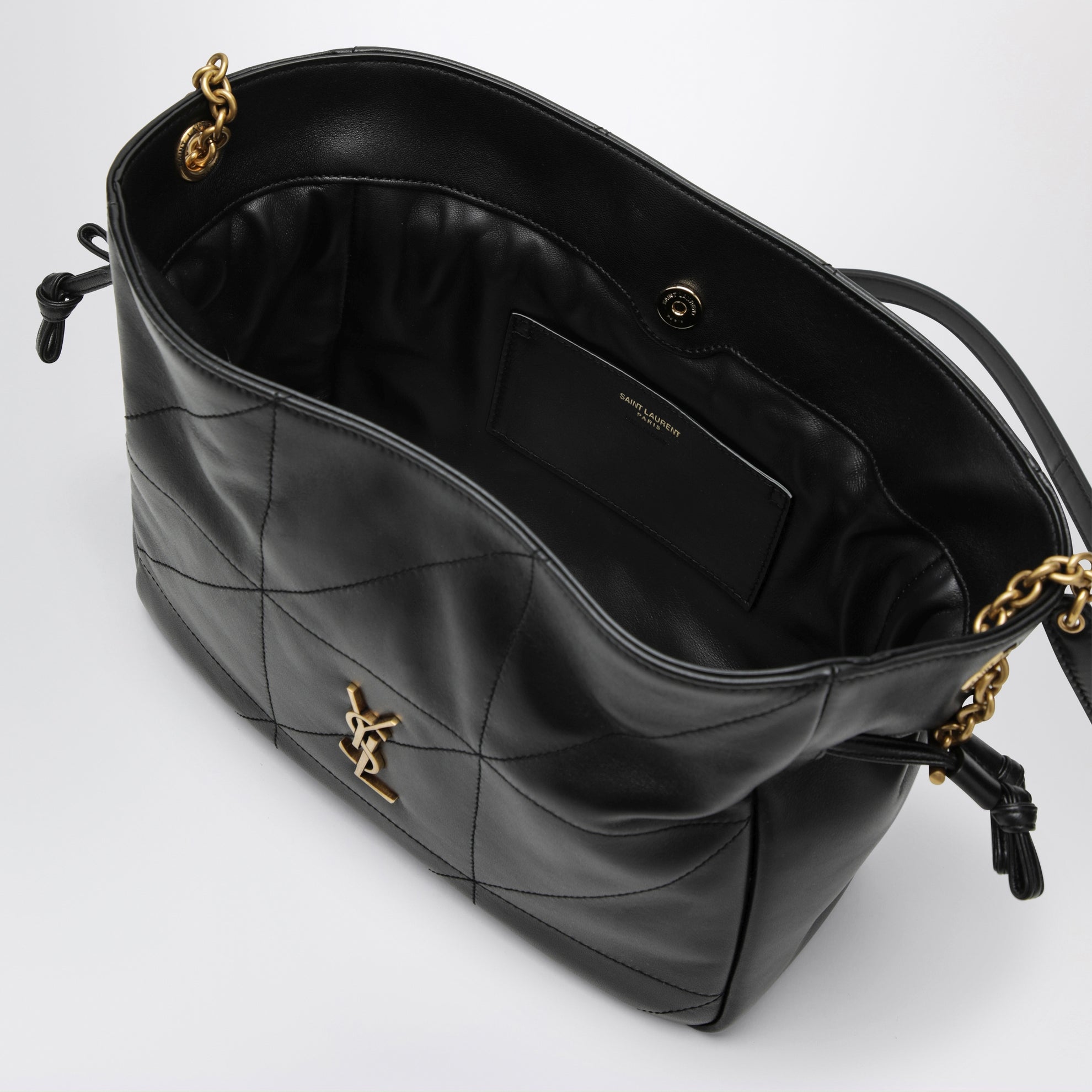 Jamie Schulter-Pochette aus Lammleder in Schwarz