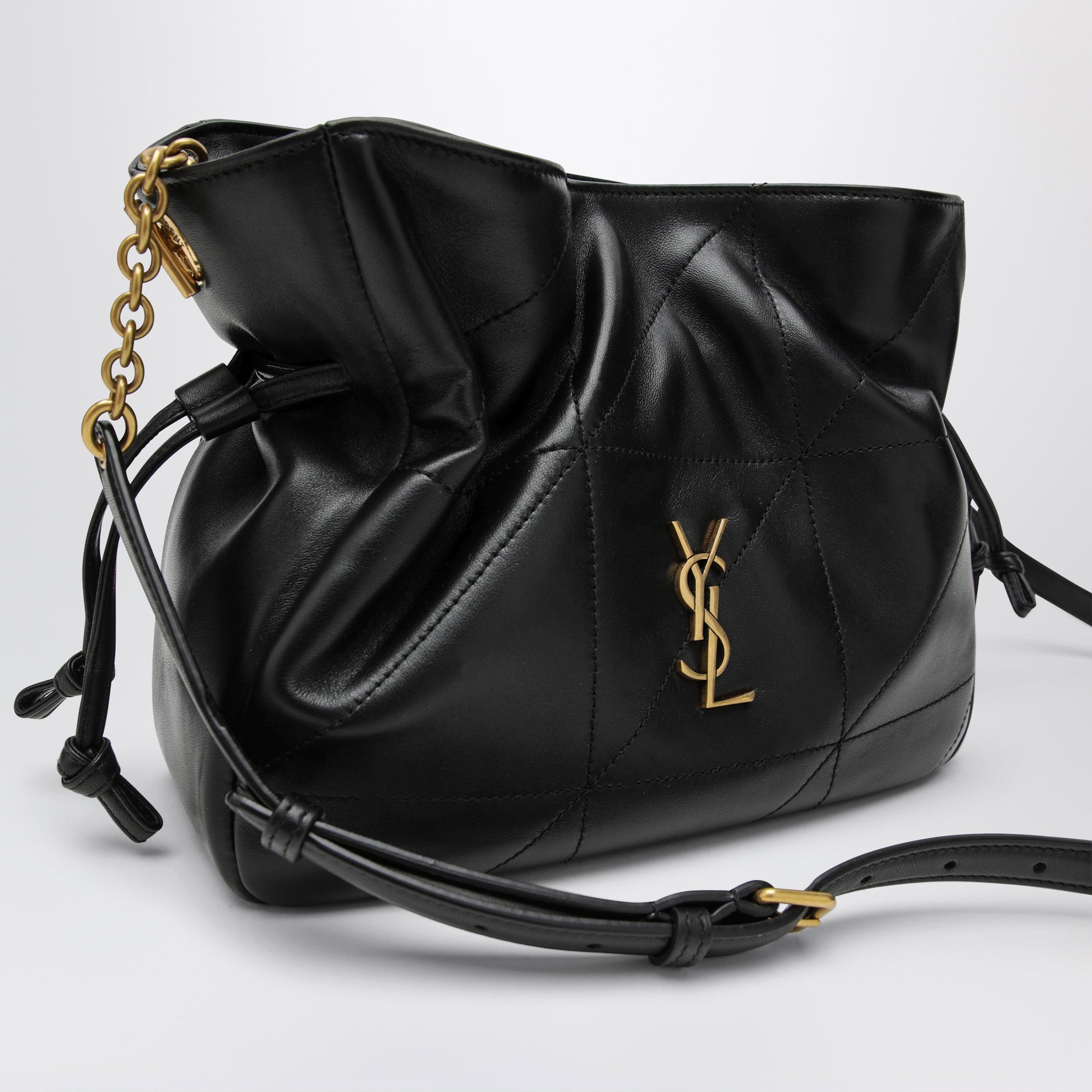 Jamie Schulter-Pochette aus Lammleder in Schwarz