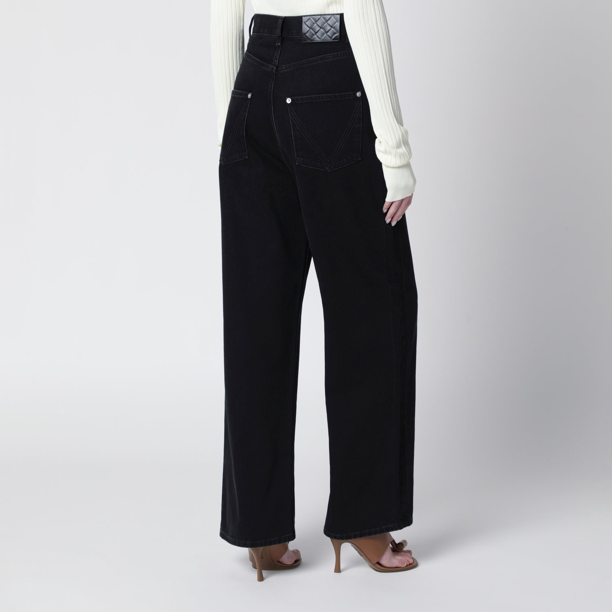 Wide-leg jeans in faded black