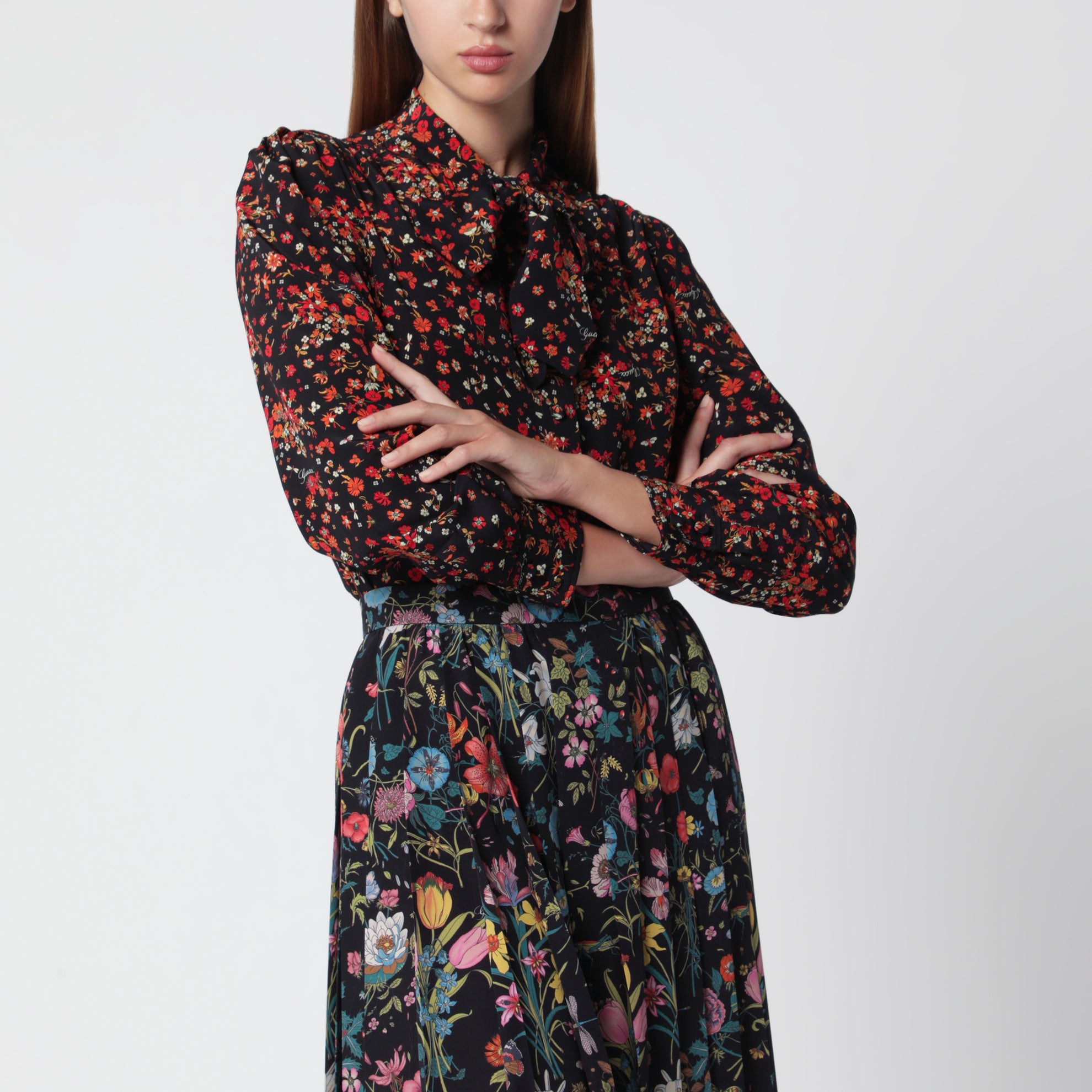 Printed silk shirt with bow in black/red