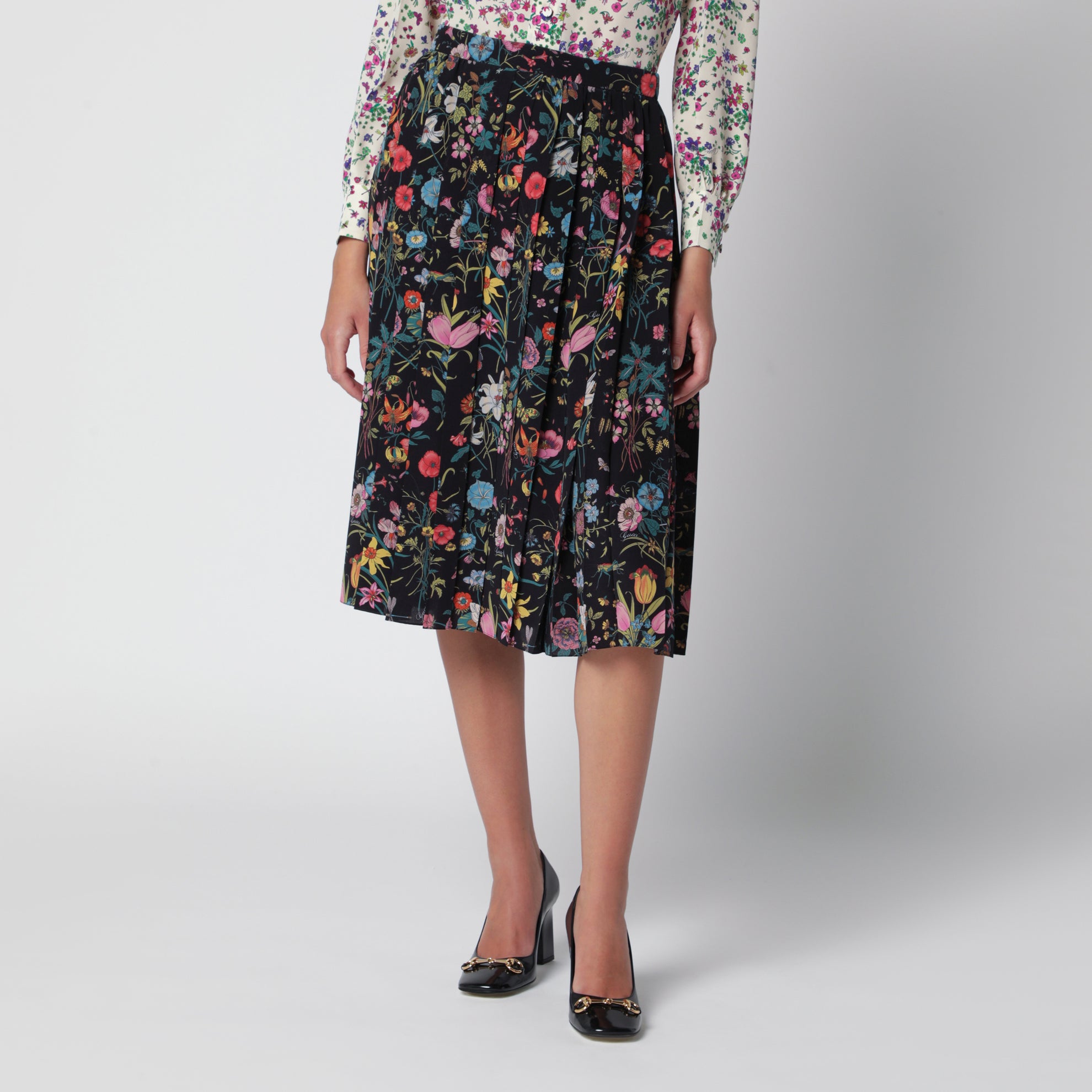 Plissierter Midirock aus Seide mit Flora-Print in Schwarz