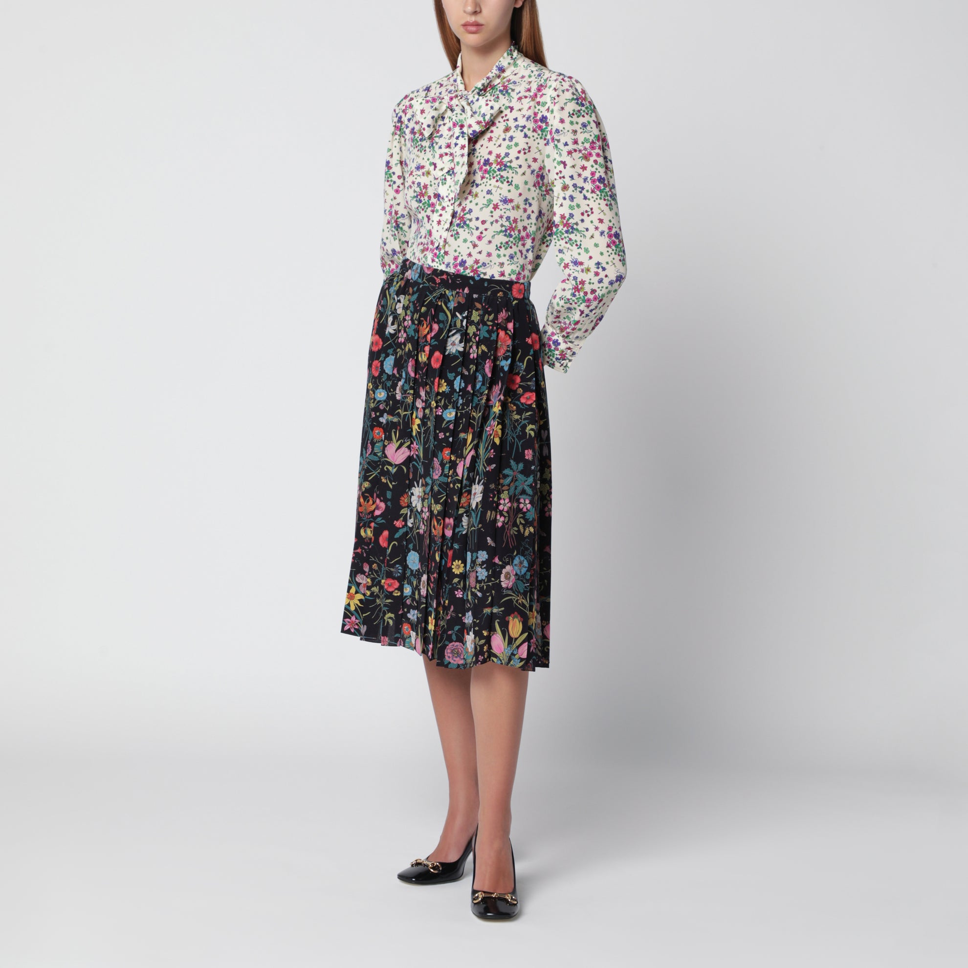 Plissierter Midirock aus Seide mit Flora-Print in Schwarz