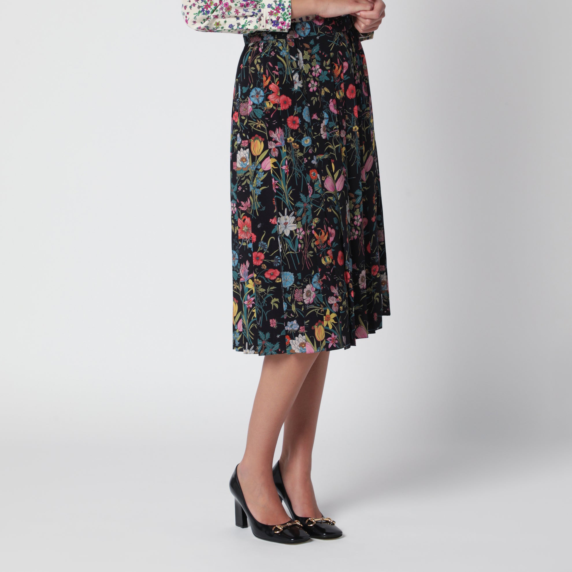 Plissierter Midirock aus Seide mit Flora-Print in Schwarz