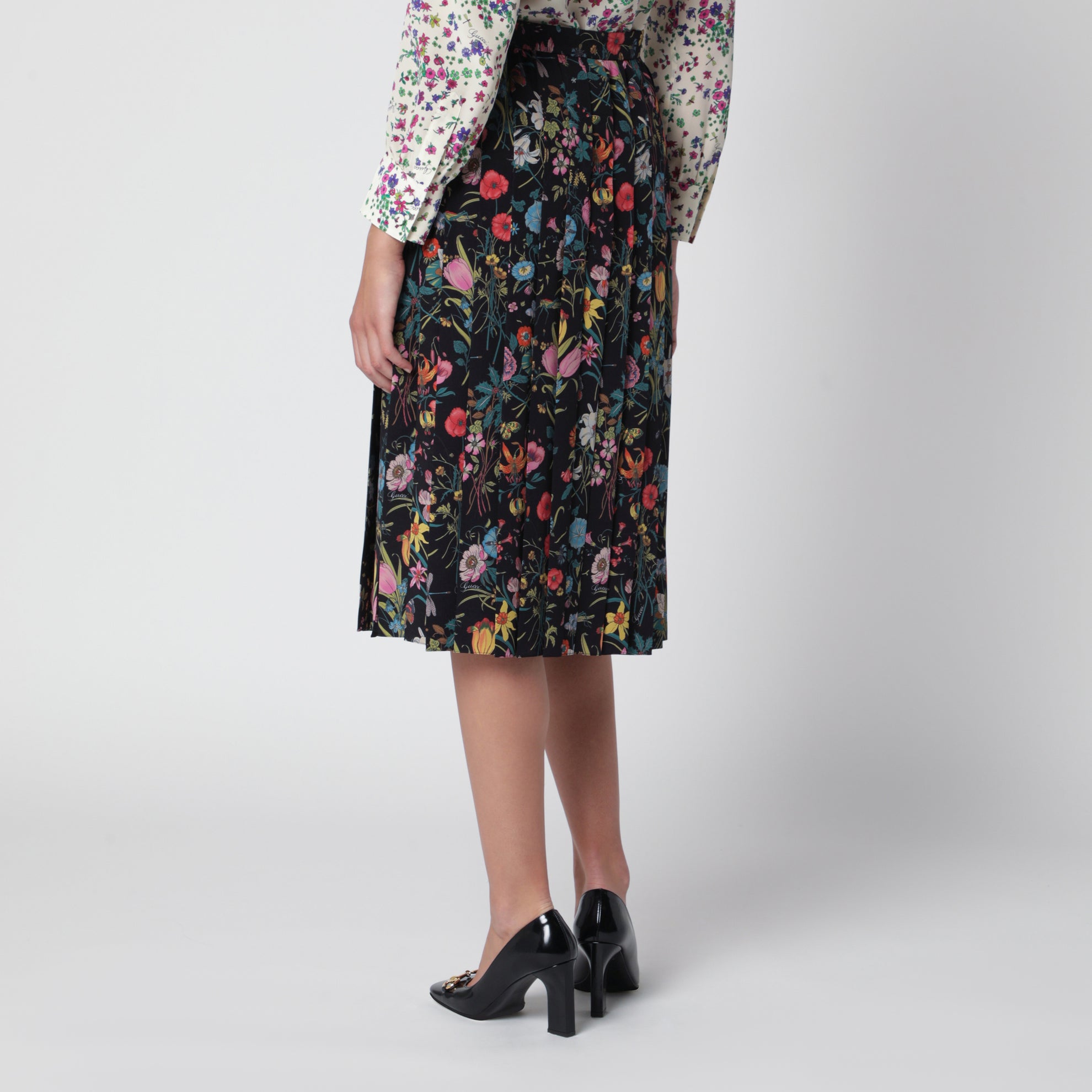Plissierter Midirock aus Seide mit Flora-Print in Schwarz