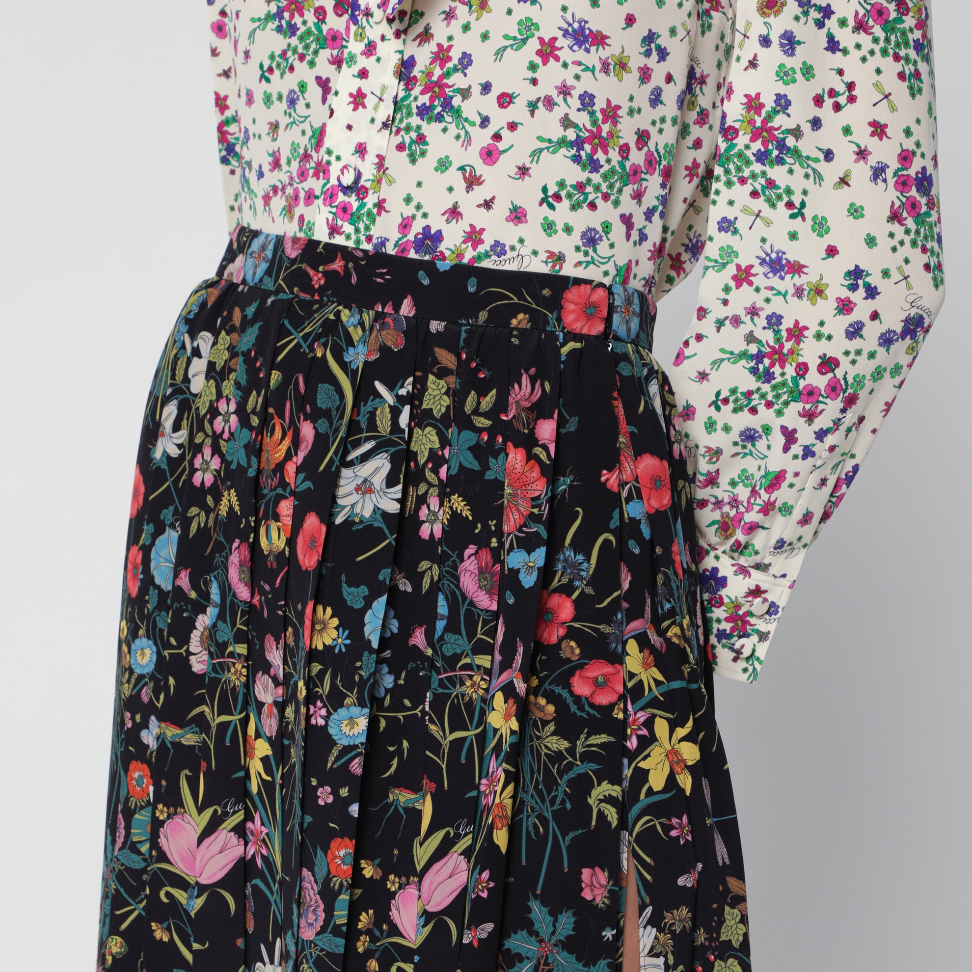 Plissierter Midirock aus Seide mit Flora-Print in Schwarz