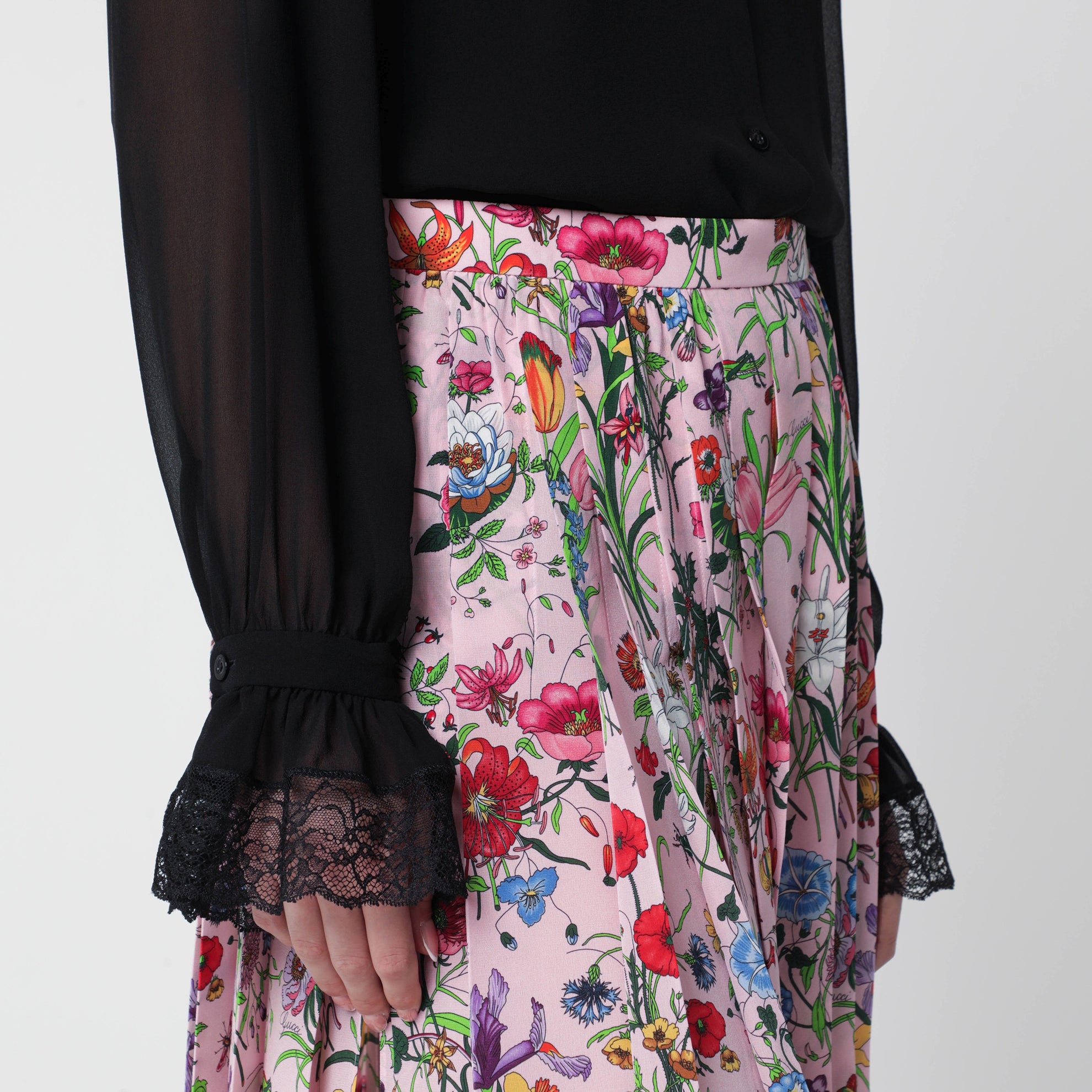 Midi-Faltenrock aus Seide mit Flora-Print in Rosa