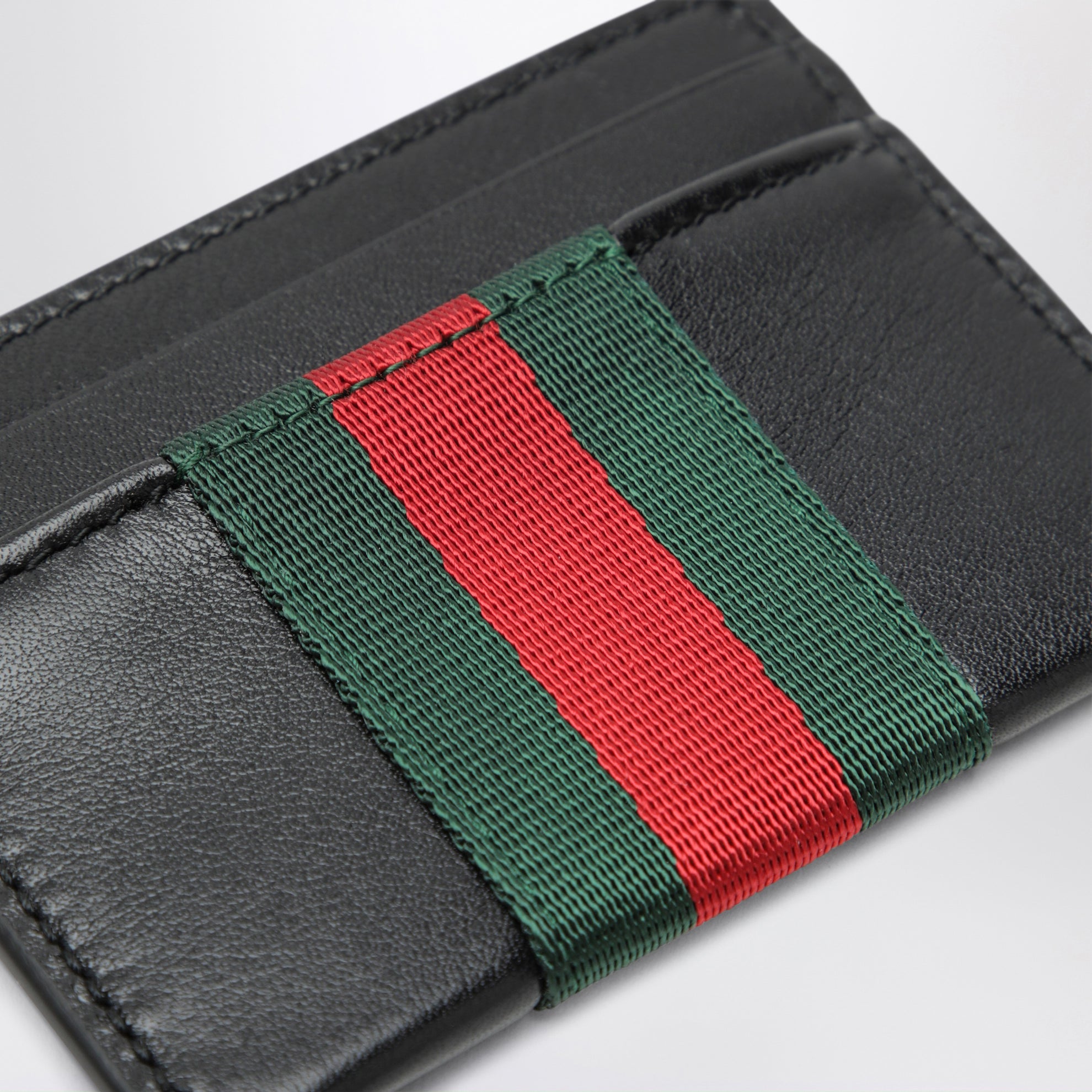 Eine Geldbörse mit Web- und Trademark-Details