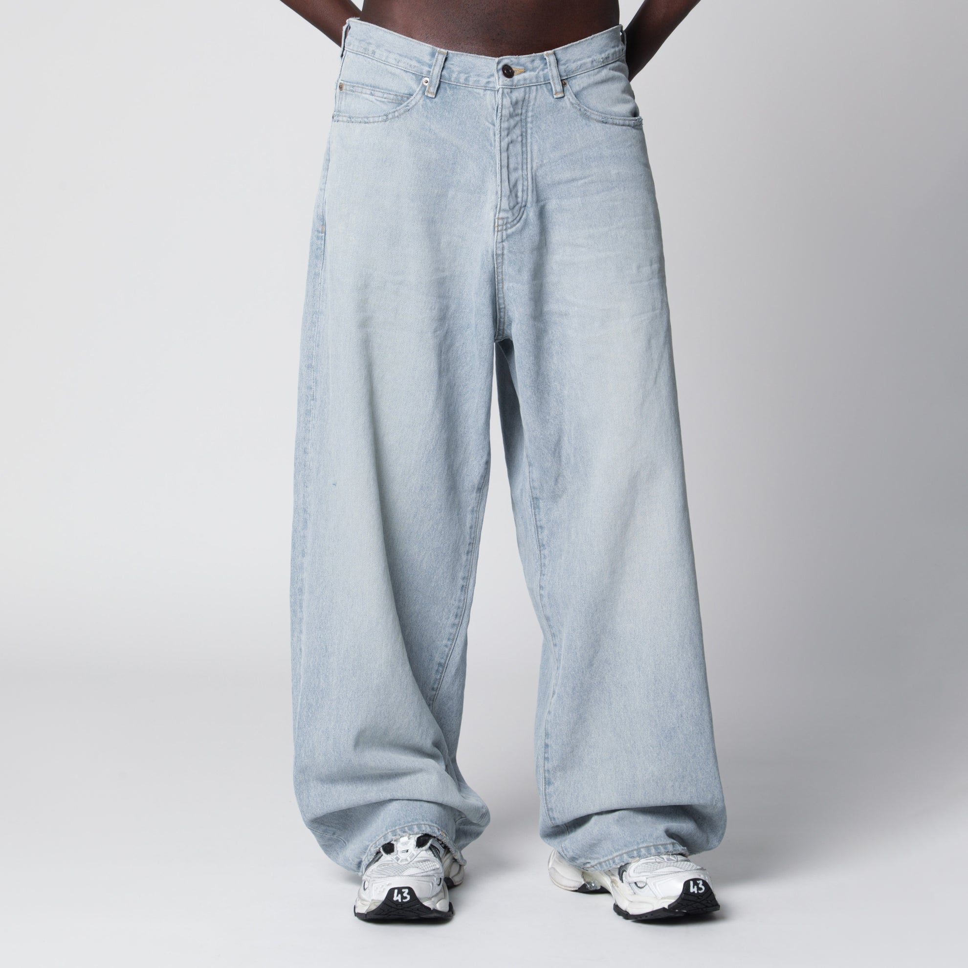 Weite Jeans aus hellblauem Denim