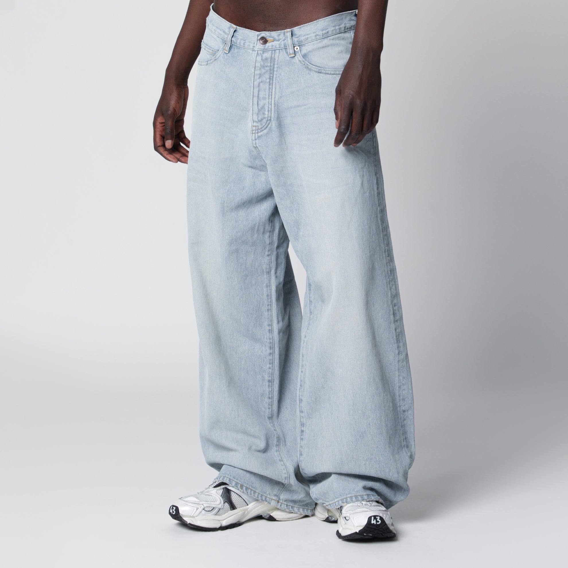Weite Jeans aus hellblauem Denim