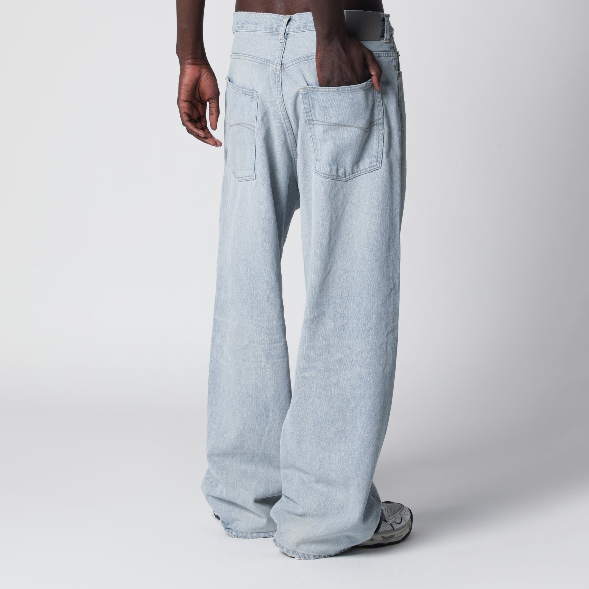 Weite Jeans aus hellblauem Denim