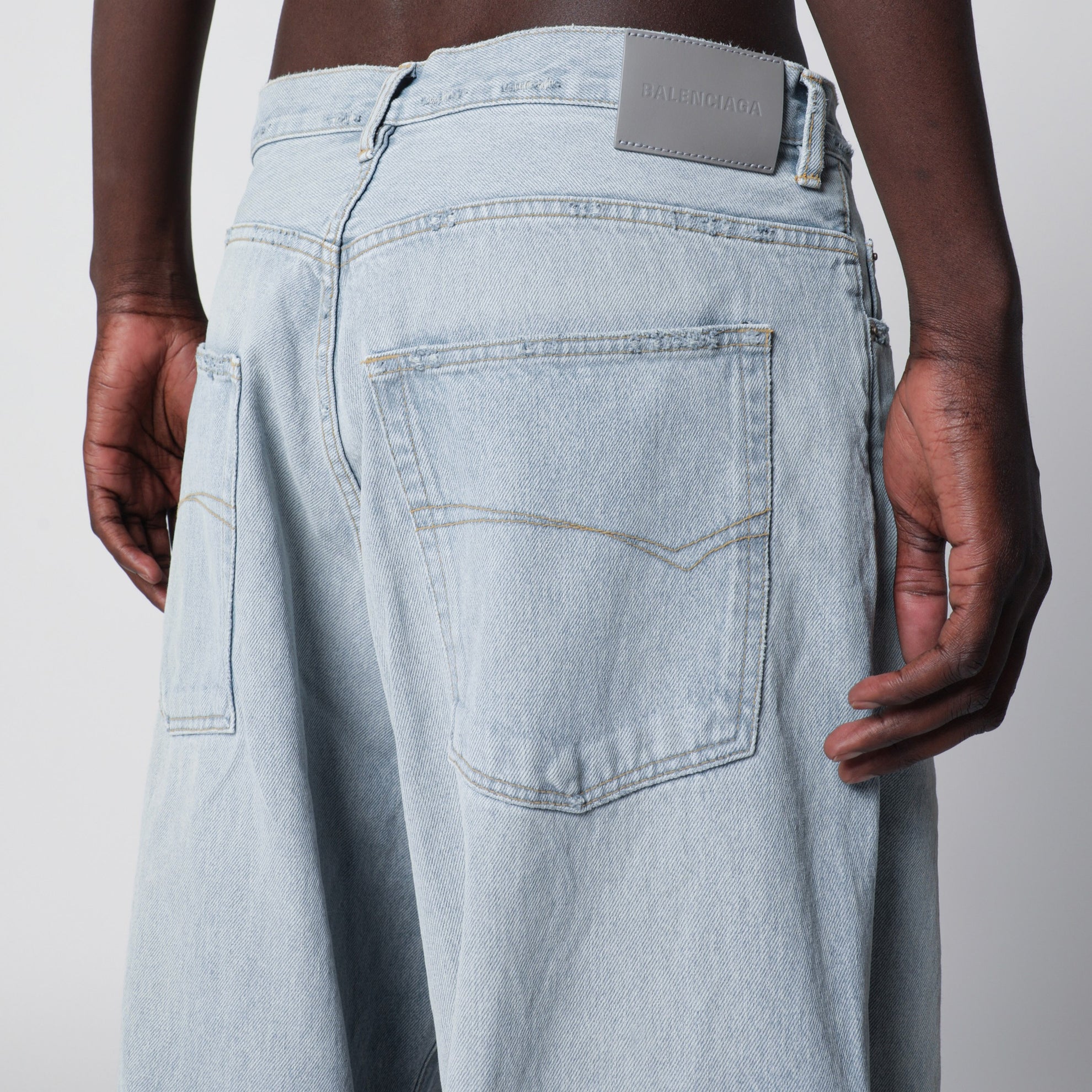 Weite Jeans aus hellblauem Denim