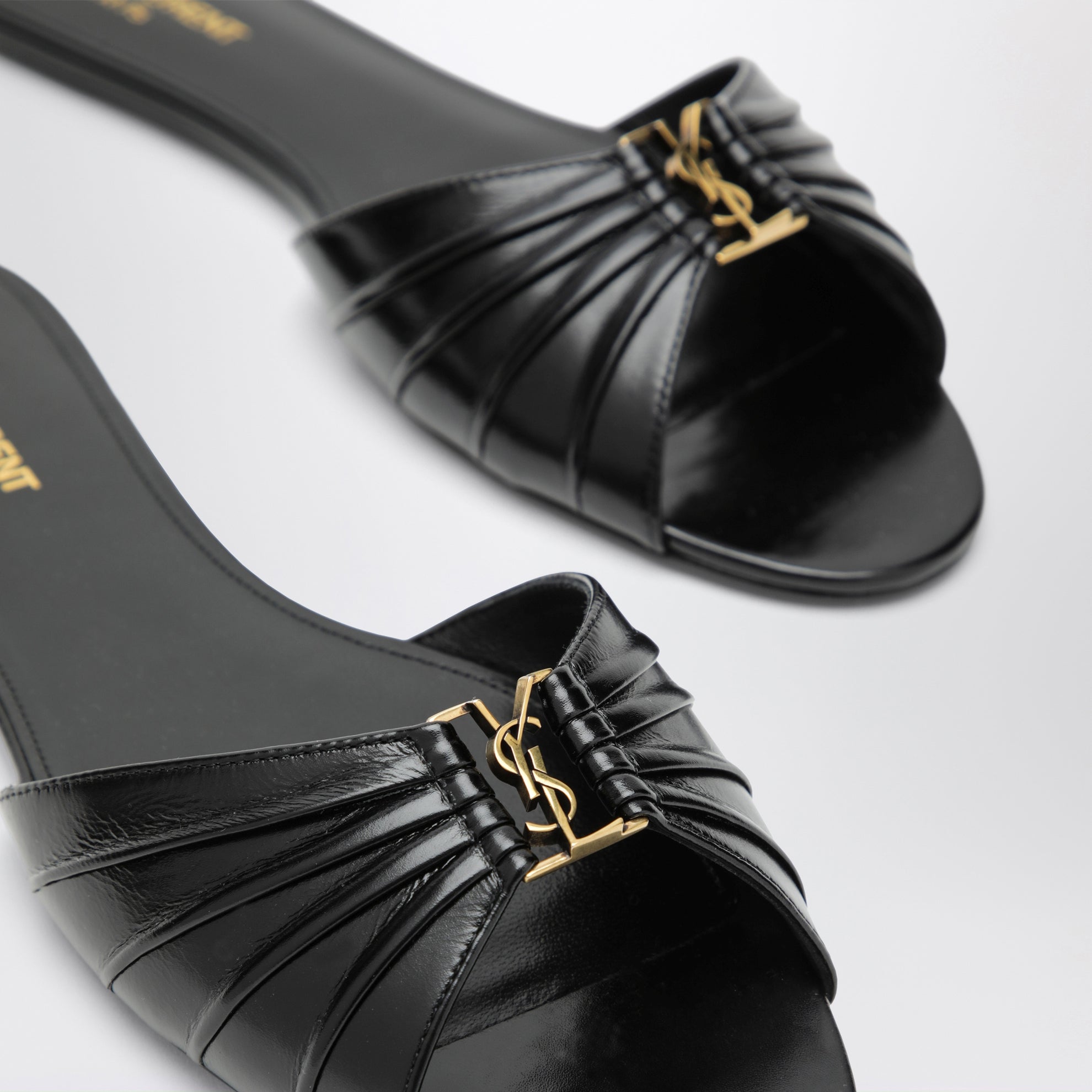 Babylone flat sandals in smooth black leather