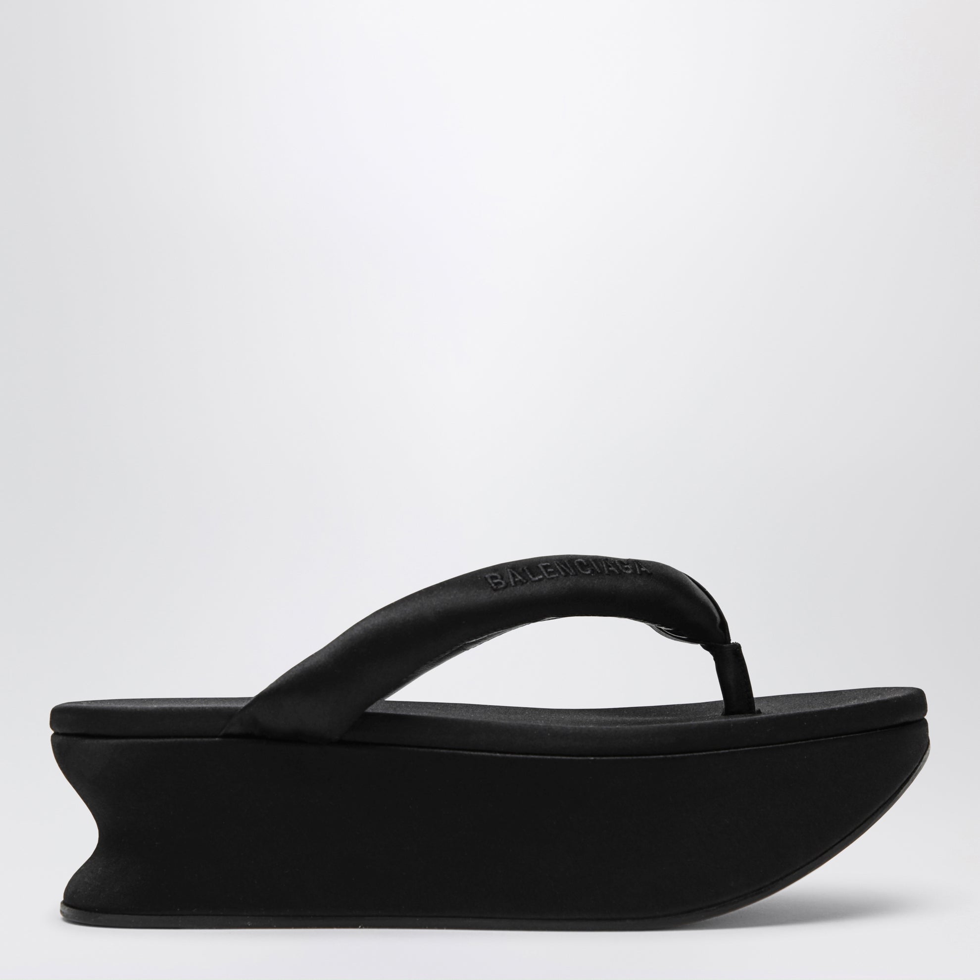 Tongs Gaeta en satin noir